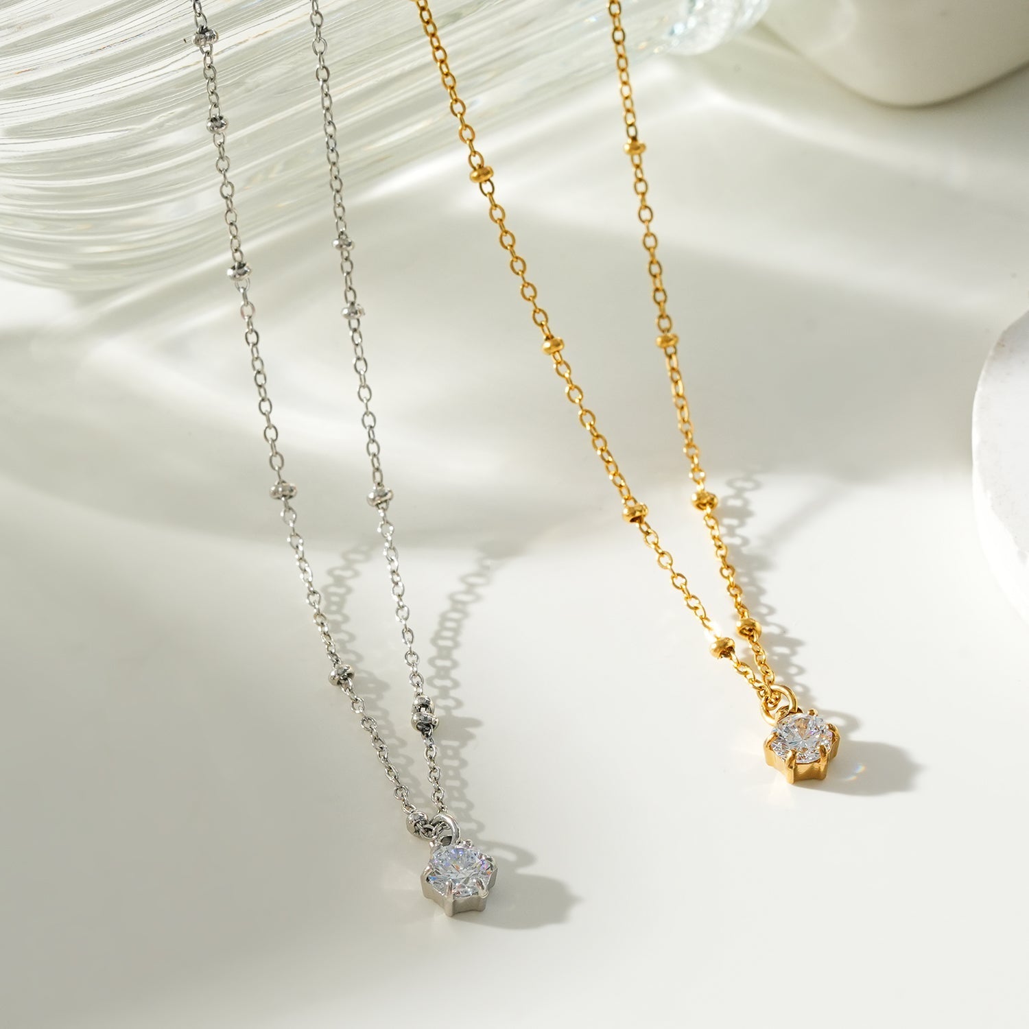 Collier KADIRI | Pendentif solitaire en zirconia sur chaîne perlée - Les Trouvailles de JustineNECKLACEHACKNEY NINE Jewellery