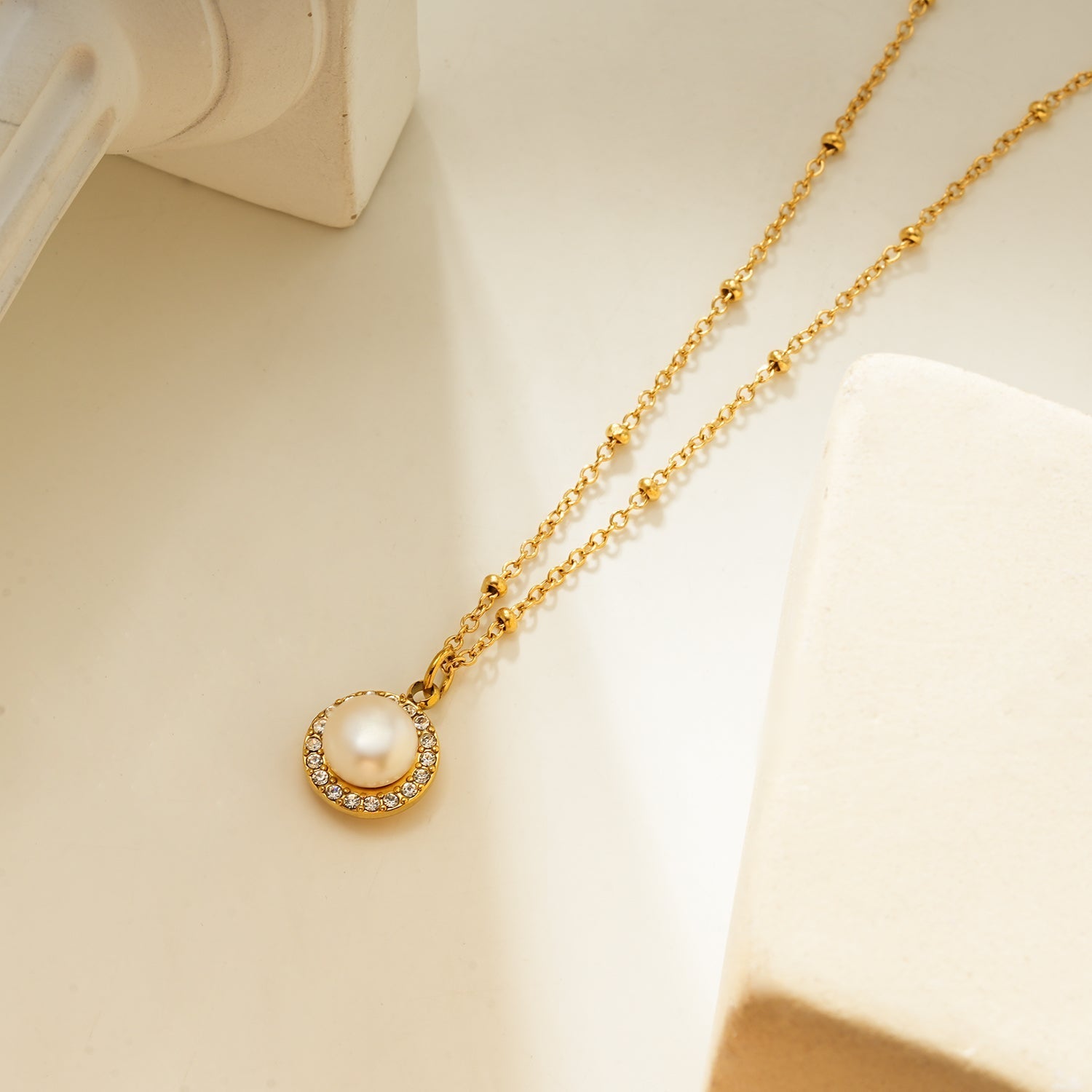 Collier LATAHIA | Collier à chaîne perlée avec pendentif en perle d’eau douce & bordure pavé zirconia - Les Trouvailles de JustineSTUD EARRINGSHACKNEY NINE Jewellery