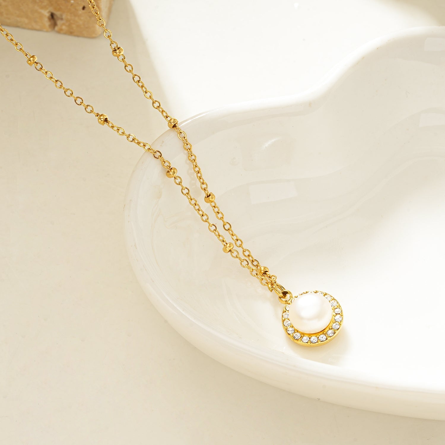 Collier LATAHIA | Collier à chaîne perlée avec pendentif en perle d’eau douce & bordure pavé zirconia - Les Trouvailles de JustineSTUD EARRINGSHACKNEY NINE Jewellery