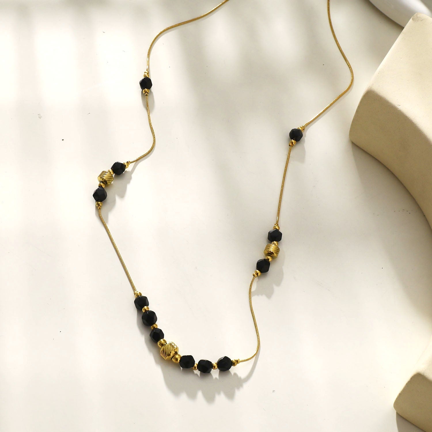 Collier MARA | Chaîne à perles en obsidienne noire & métal doré - Les Trouvailles de JustineNECKLACEHACKNEY NINE Jewellery