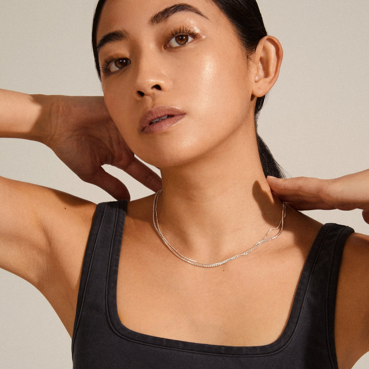 Collier MILLE 2-en-1 argenté porté : deux rangs de chaînes avec cristaux
