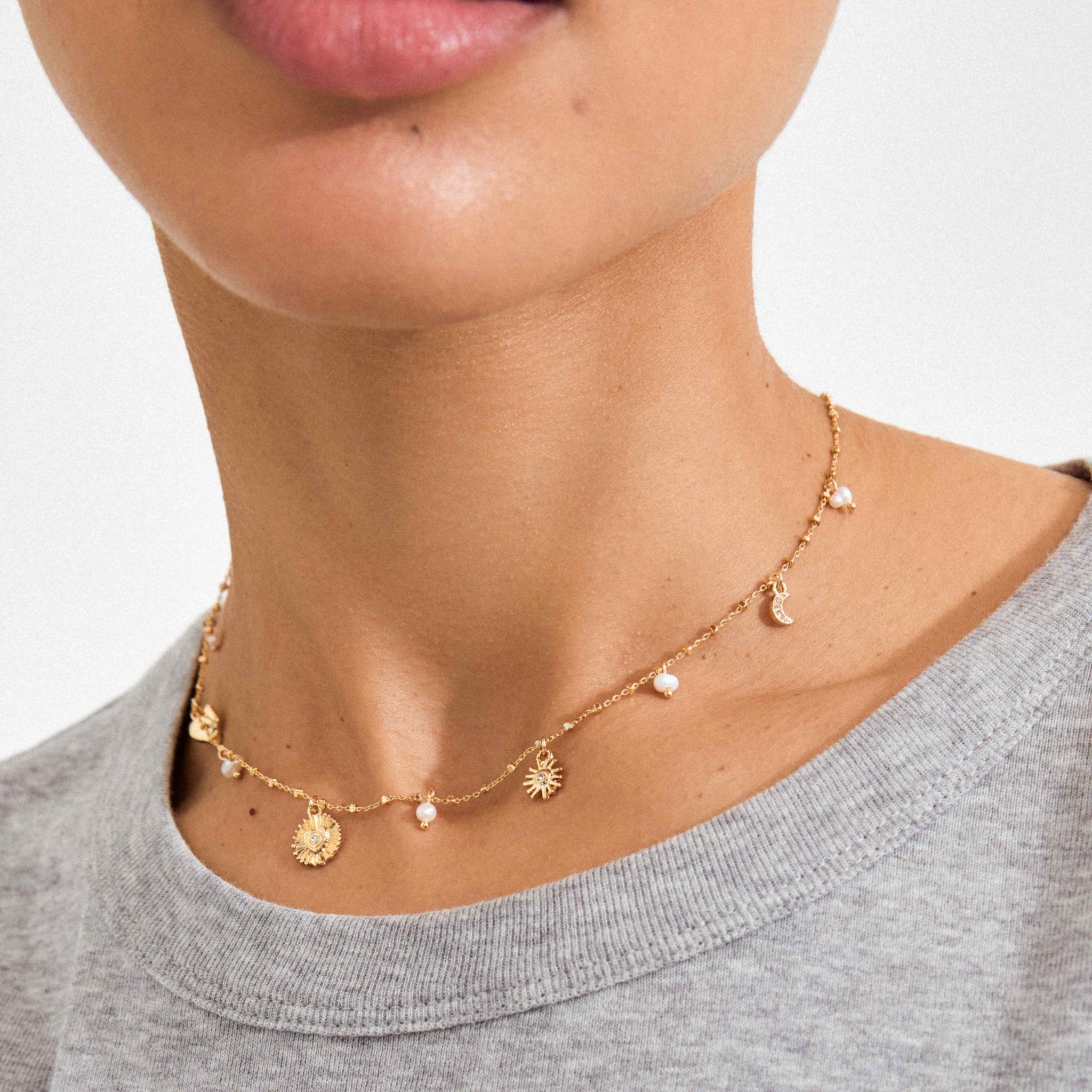 Collier à breloques sur chaîne fine, pendentifs en forme de symbole et perles