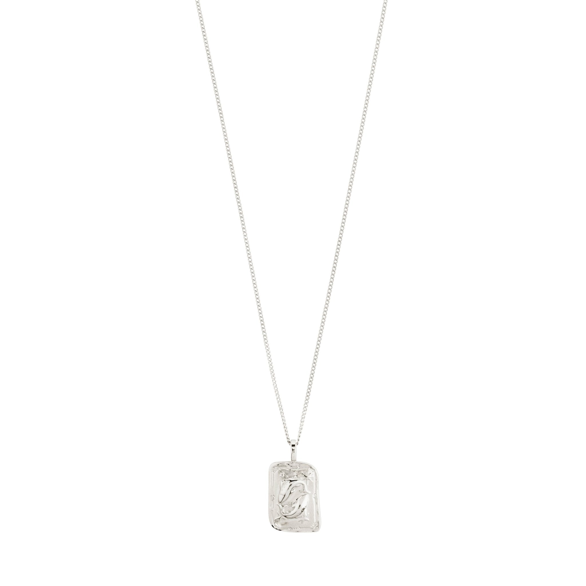 Collier poisson plaqué argent, pendentif rectangulaire gravé, chaîne fine.