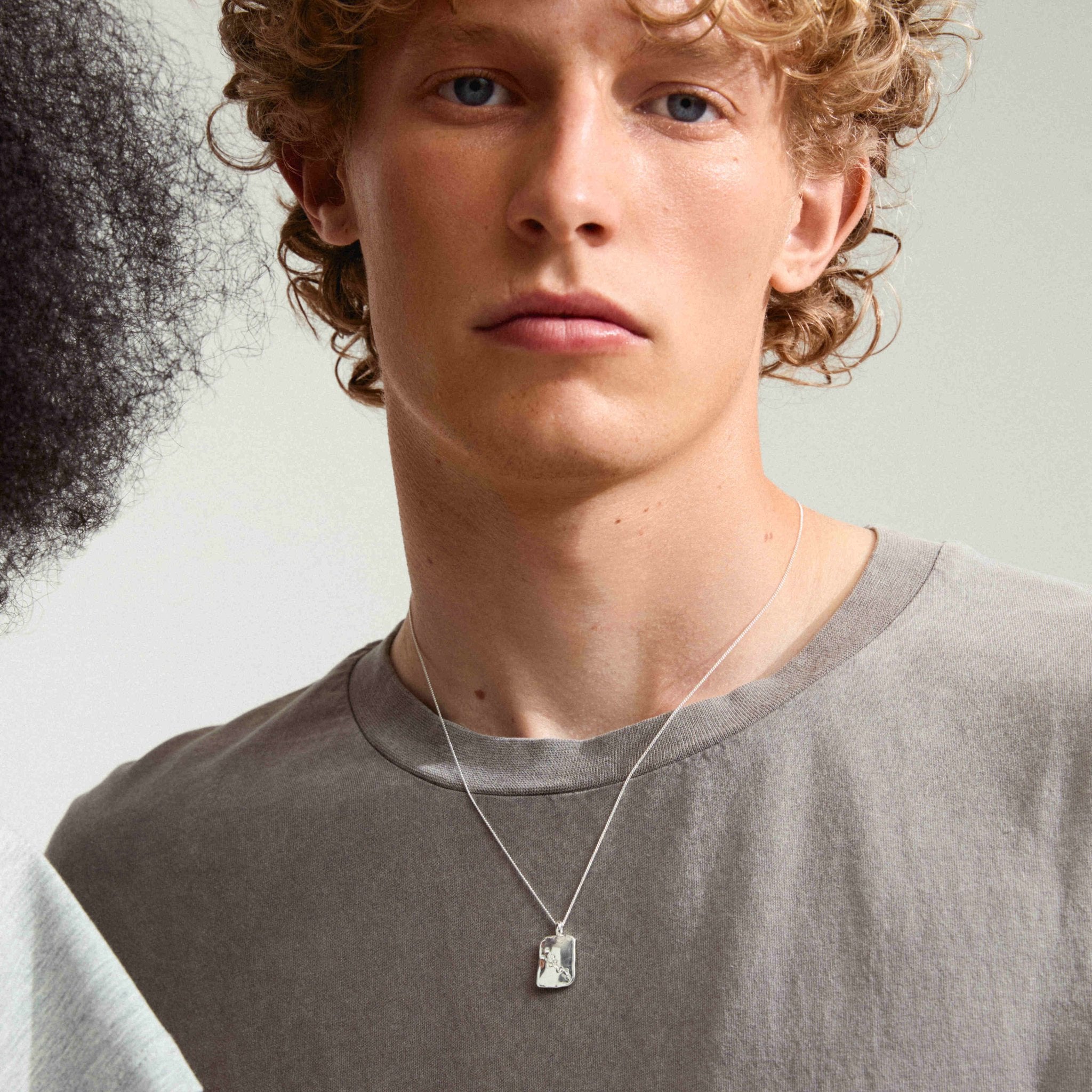 Collier Taureau plaqué argent : pendentif carré texturé sur chaîne fine