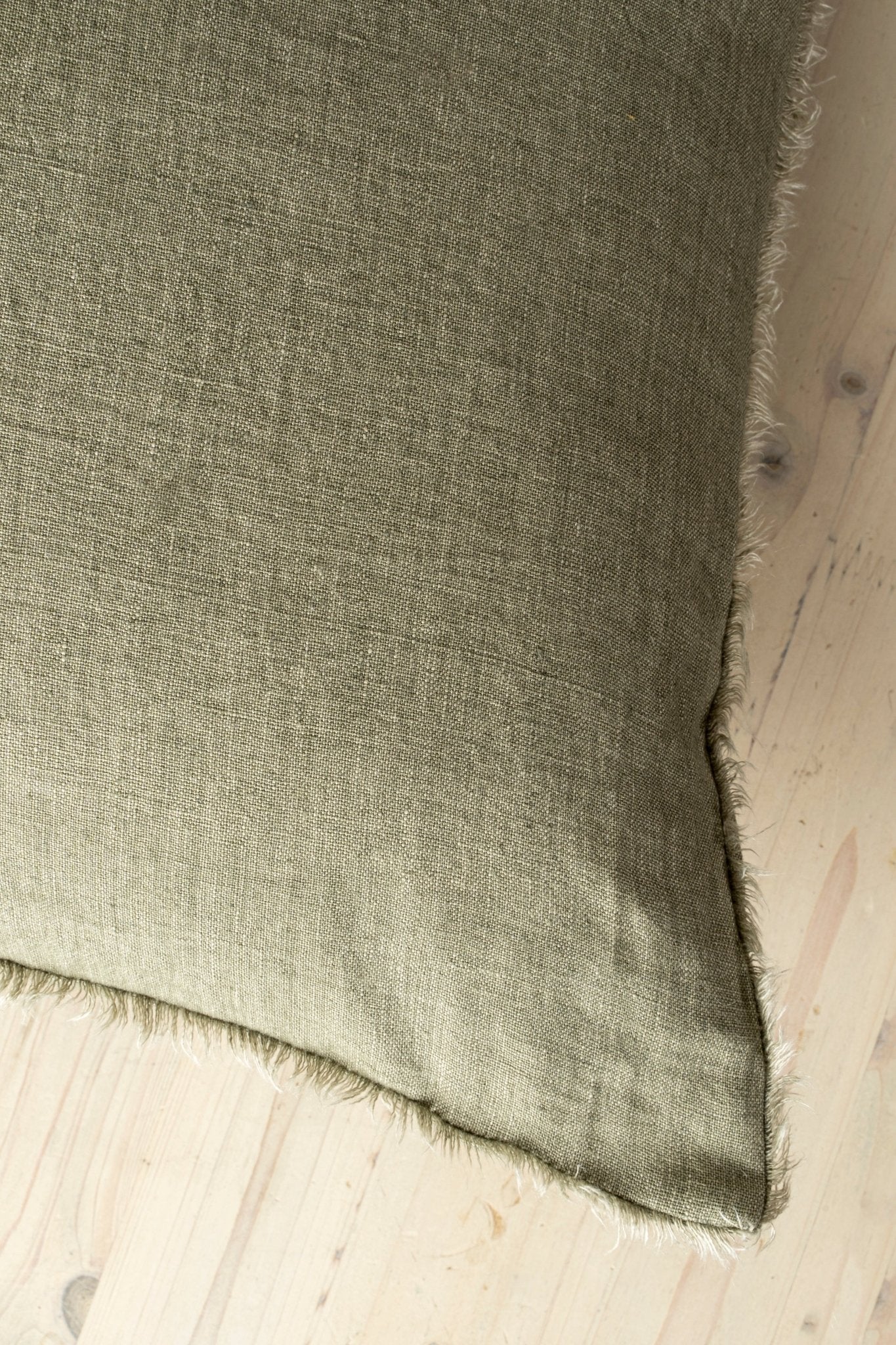 Coussin Confectionné à la Main en Lin Belge Lina | 60x60 cm | Shadow - Les Trouvailles de JustineIndaba HomeCOVER WITH FEATHER DOWN FILLER