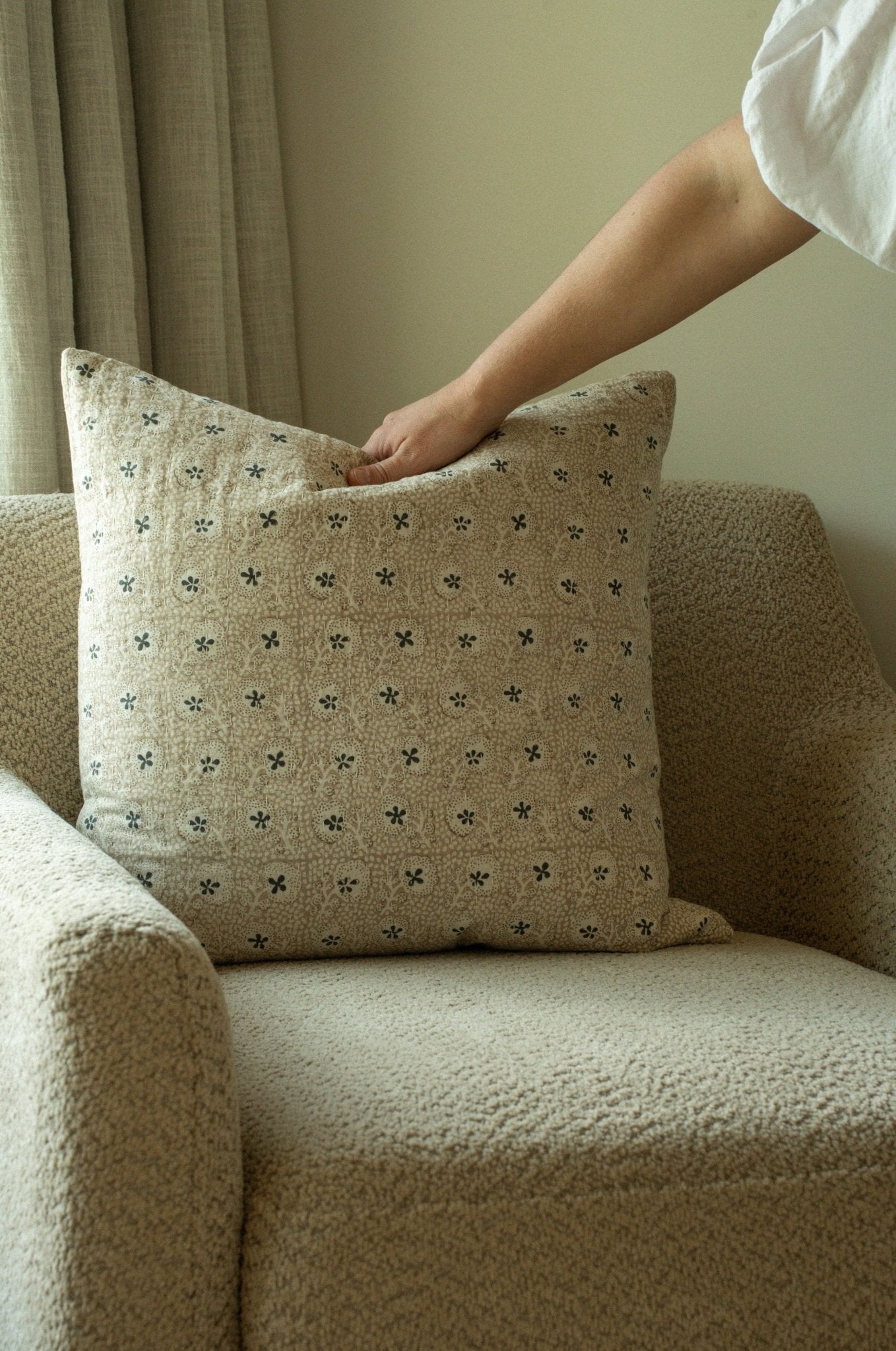 Coussin décoratif Clover Kantha imprimé au bloc | 50 × 50 cm | Coton | Fait à la main | Indaba - Les Trouvailles de JustineIndaba HomeHousse avec rembourrage en plumes et duvet