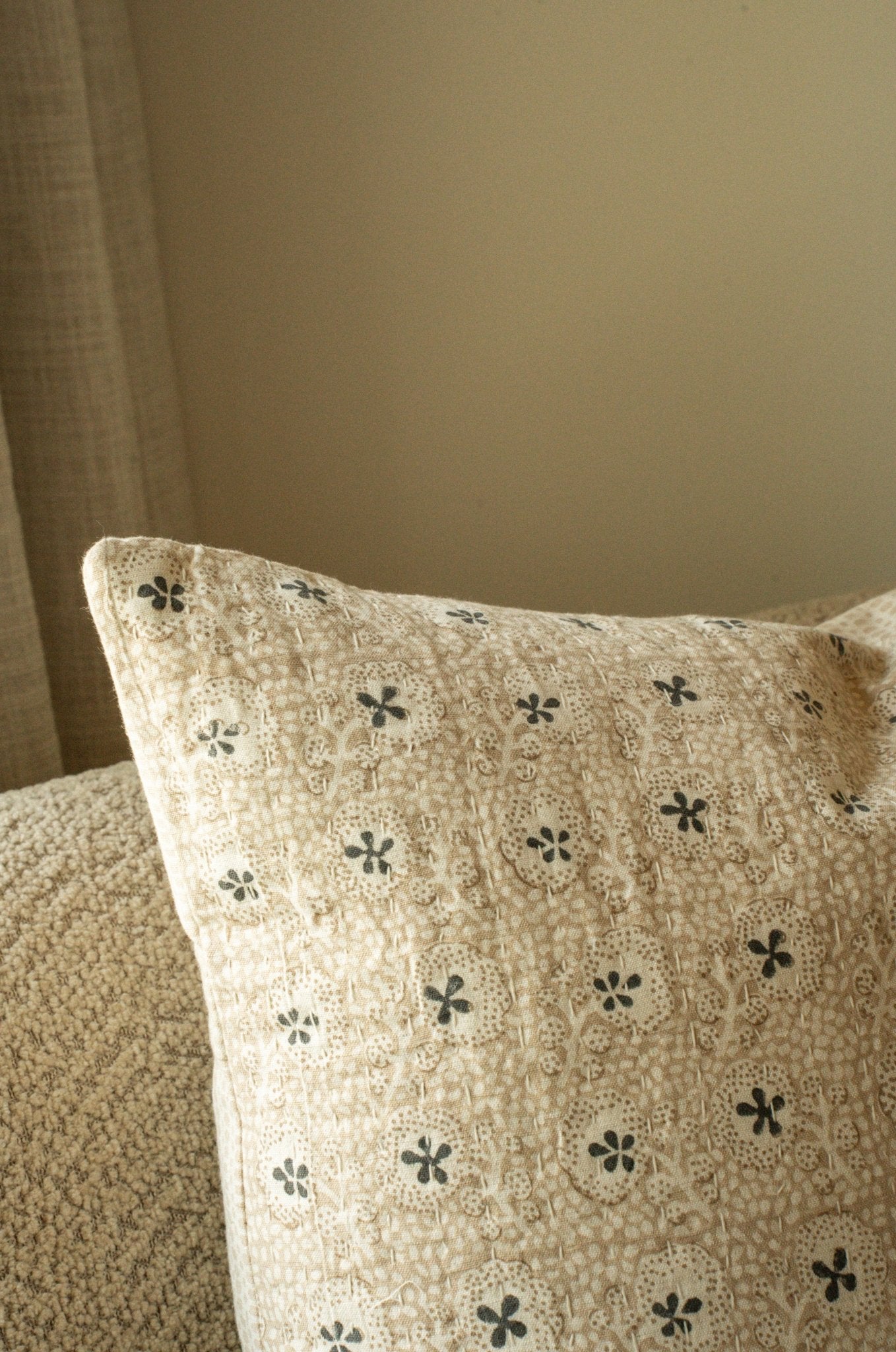 Coussin décoratif Clover Kantha imprimé au bloc | 50 × 50 cm | Coton | Fait à la main | Indaba - Les Trouvailles de JustineIndaba HomeHousse avec rembourrage en plumes et duvet