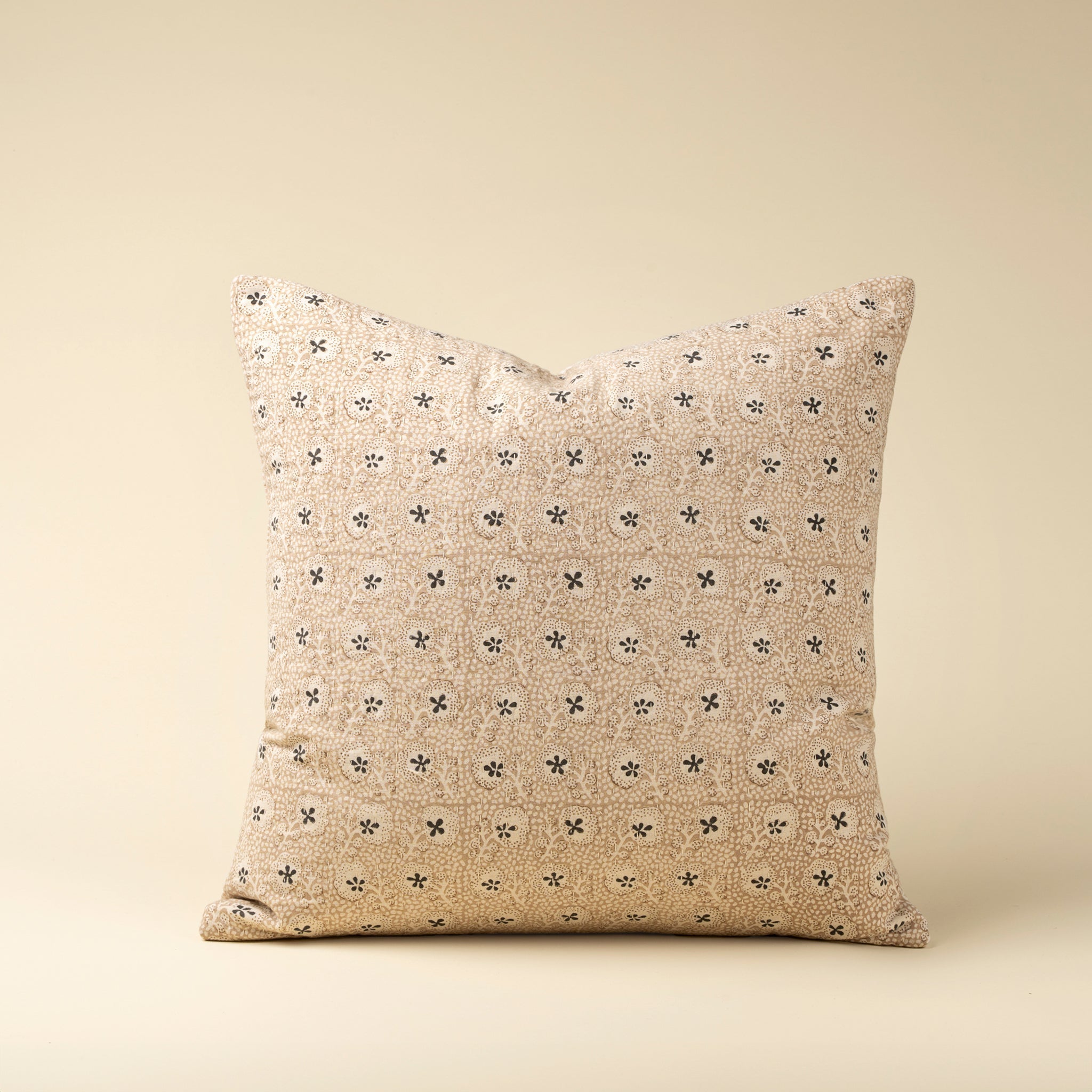 Coussin décoratif Clover Kantha imprimé au bloc | 50 × 50 cm | Coton | Fait à la main | Indaba - Les Trouvailles de JustineIndaba HomeHousse avec rembourrage en plumes et duvet