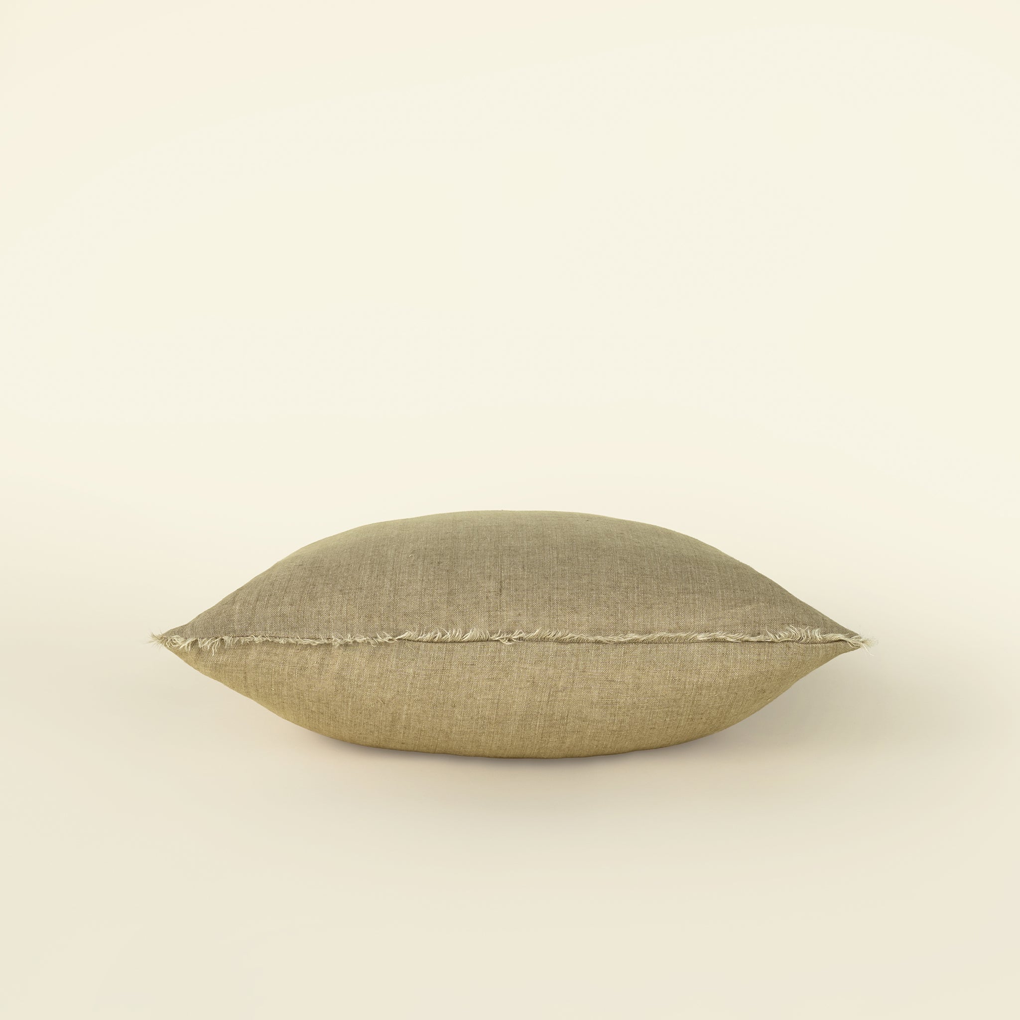 Coussin décoratif en lin beige olive, housse carrée à coutures visibles