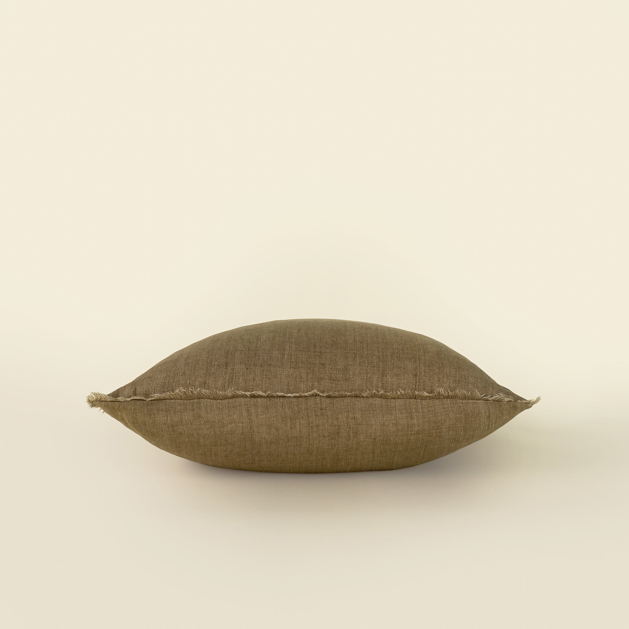 Coussin décoratif en lin noisette, forme carrée, coutures visibles