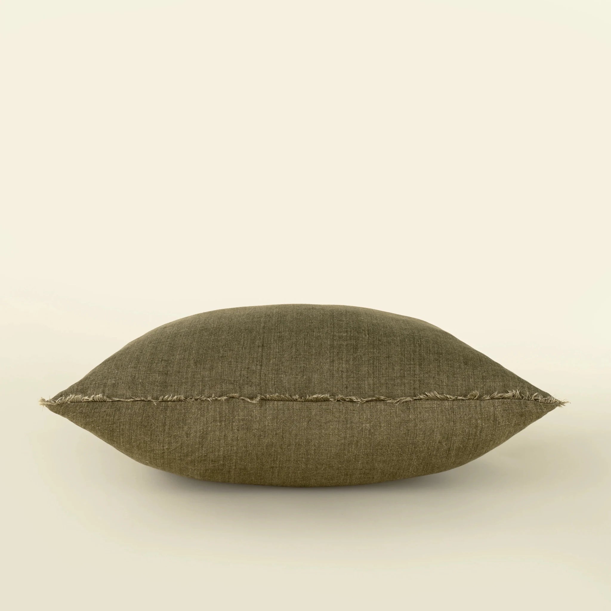 Coussin décoratif Lina Indaba en lin kelp, housse 24 x 24