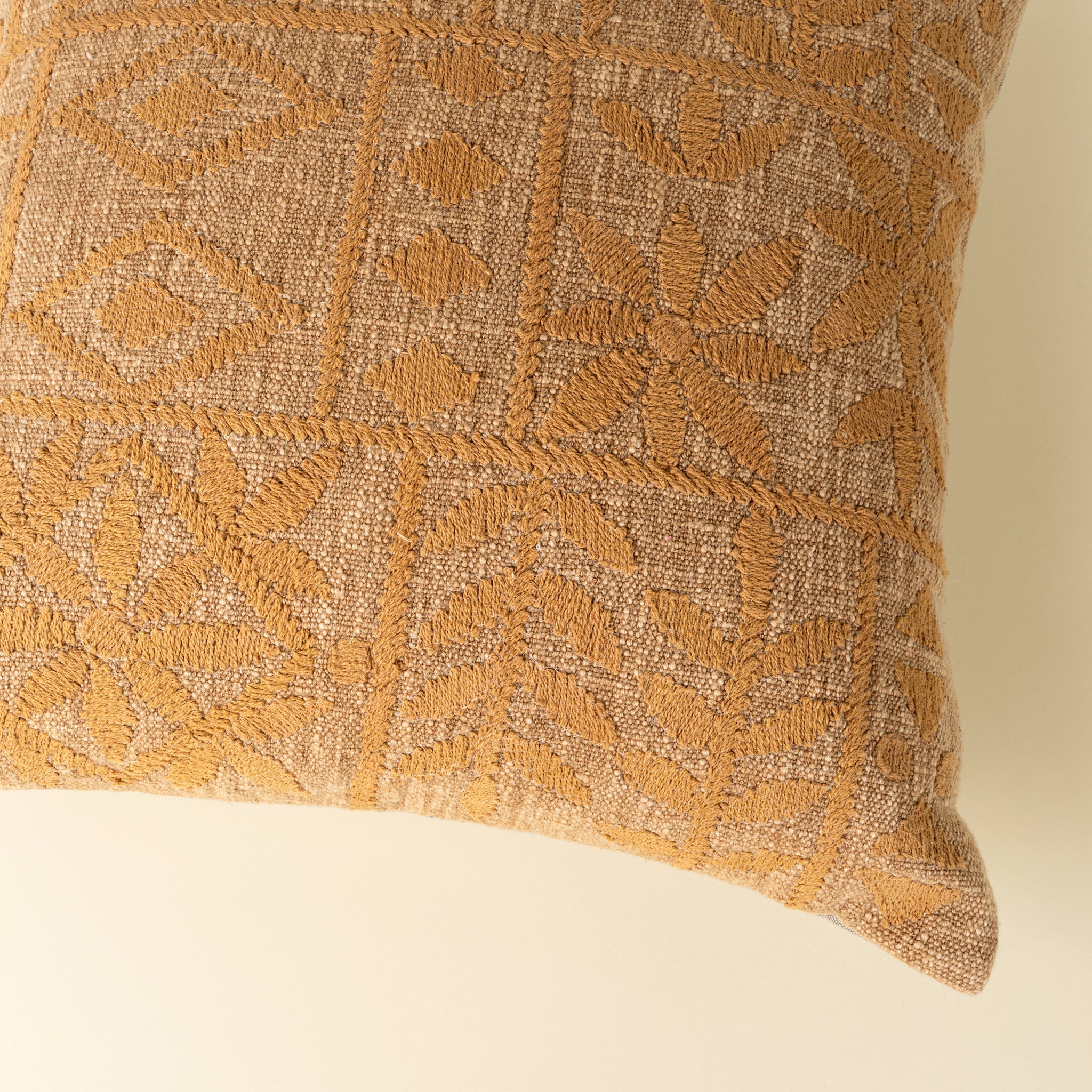 Coussin décoratif Isolde brodé | 50 × 50 cm | Coton | Fait à la main | Indaba - Les Trouvailles de JustineIndaba HomeHousse avec rembourrage en plumes et duvet