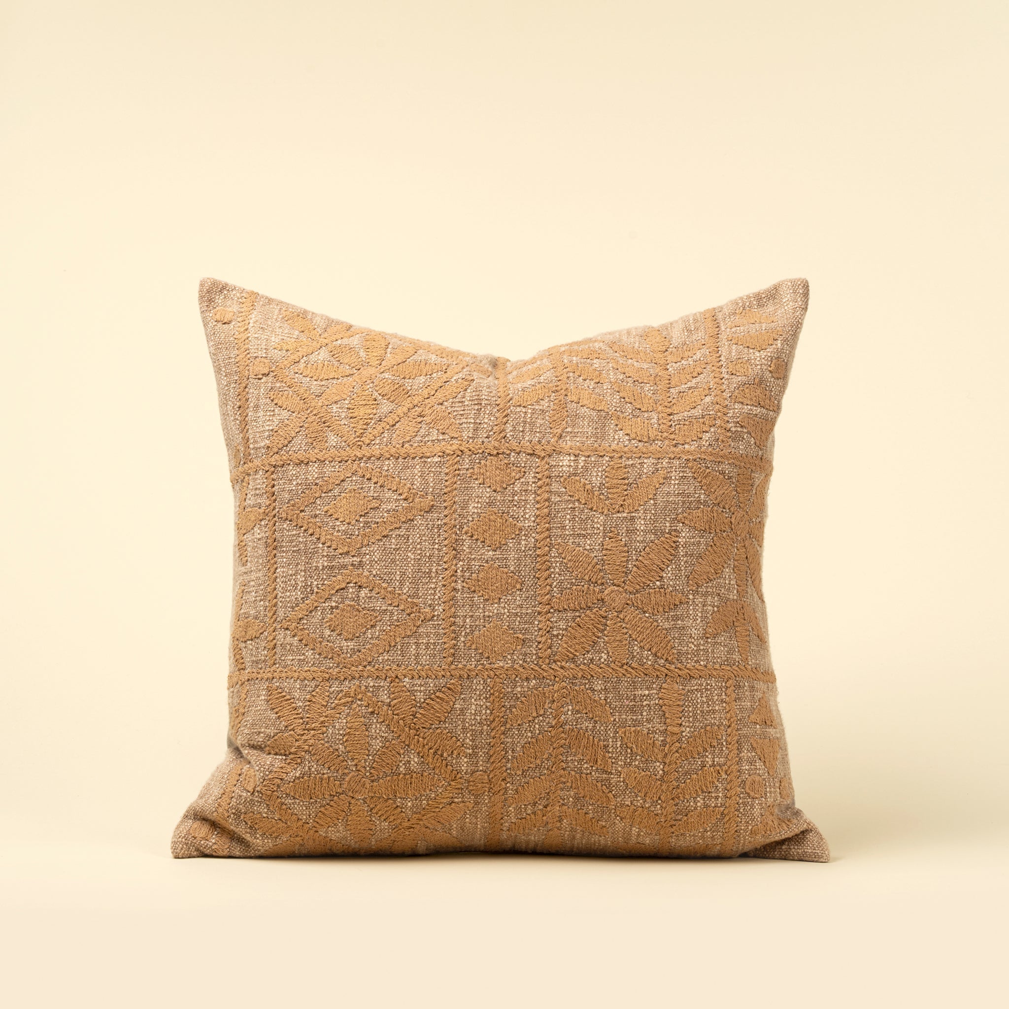 Coussin décoratif Isolde brodé | 50 × 50 cm | Coton | Fait à la main | Indaba - Les Trouvailles de JustineIndaba HomeHousse avec rembourrage en plumes et duvet