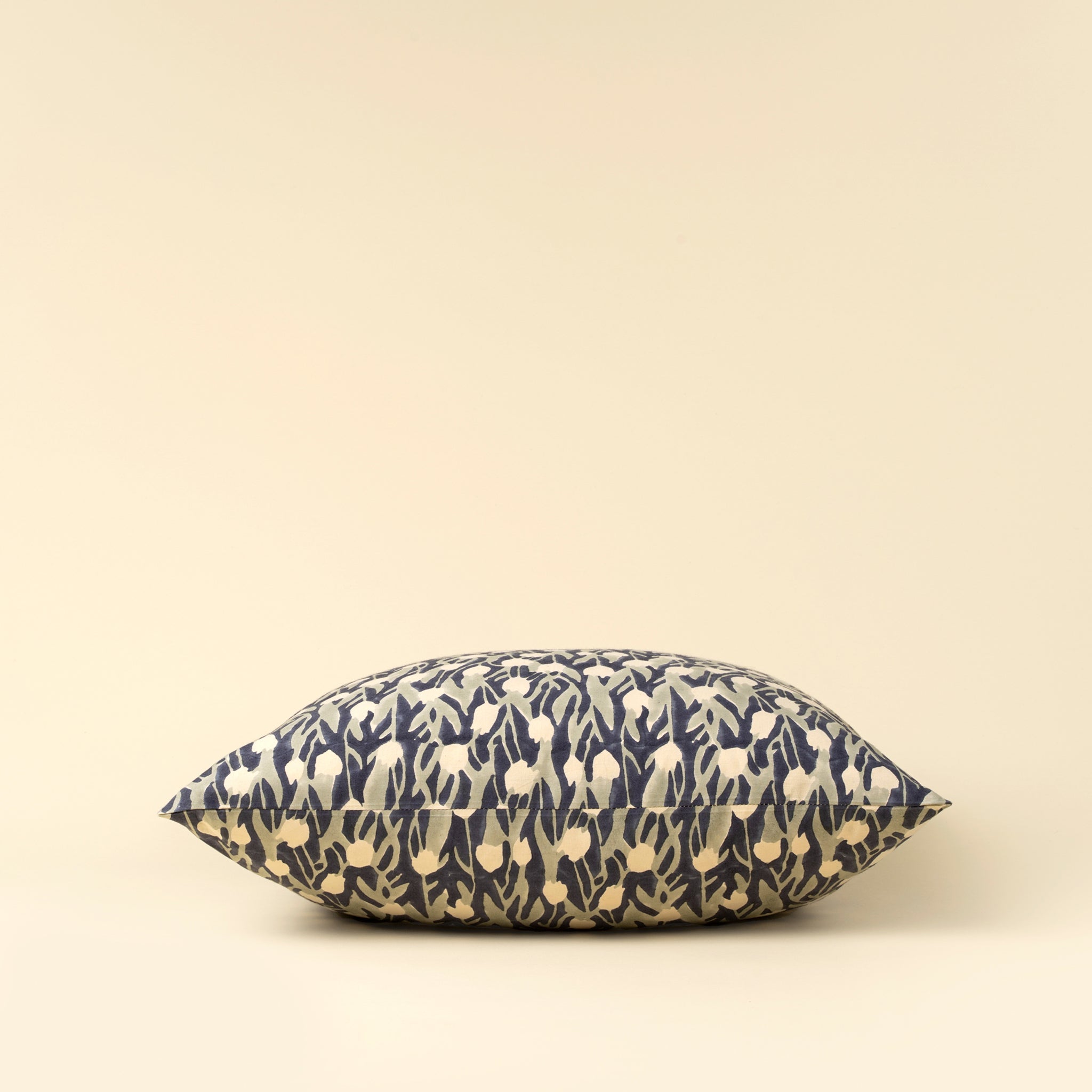 Coussin décoratif Madhavi | 51x51 cm | Fait à la main | Coton biologique | Indaba - Les Trouvailles de JustineIndaba HomeHousse avec rembourrage en plumes