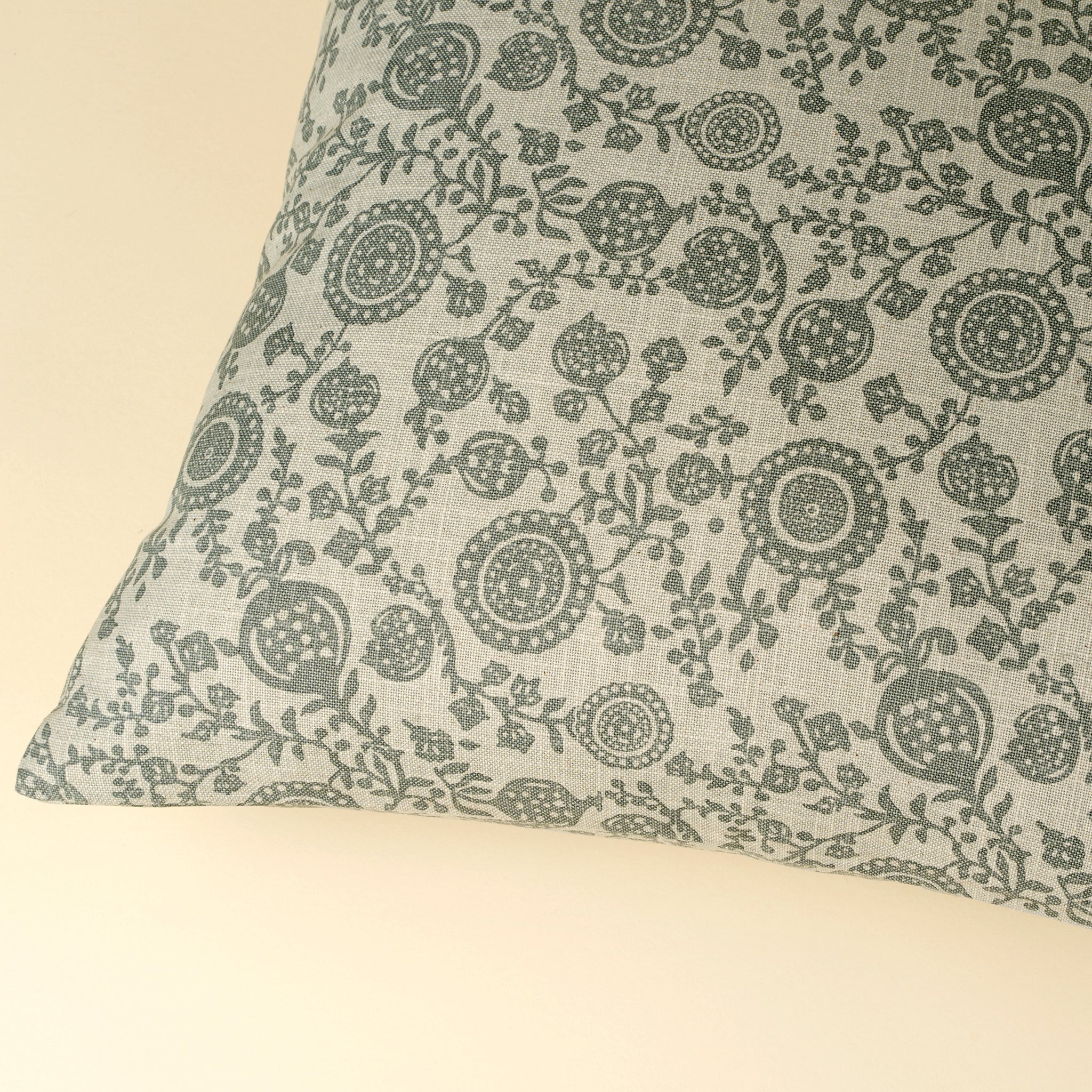 Coussin décoratif Pomegranate bleu ardoise | 50 x 50 cm | Fait à la main | Coton de qualité | Indaba - Les Trouvailles de JustineIndaba HomeHousse avec rembourrage en plumes et duvet