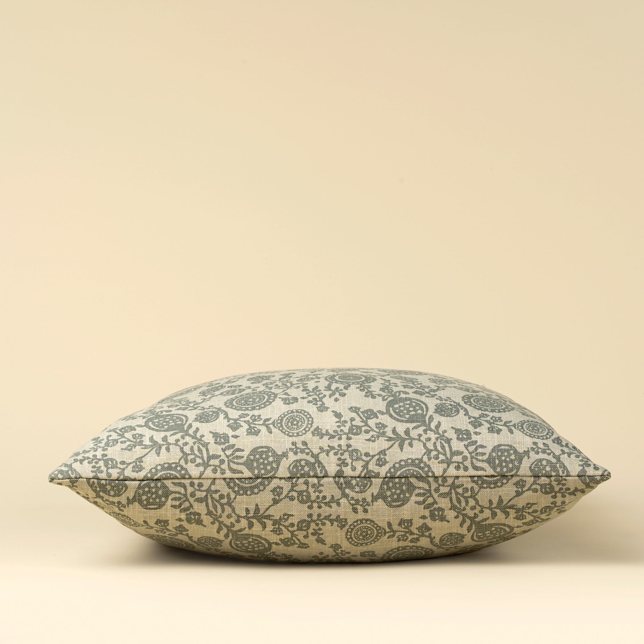 Coussin décoratif Pomegranate bleu ardoise | 50 x 50 cm | Fait à la main | Coton de qualité | Indaba - Les Trouvailles de JustineIndaba HomeHousse avec rembourrage en plumes et duvet