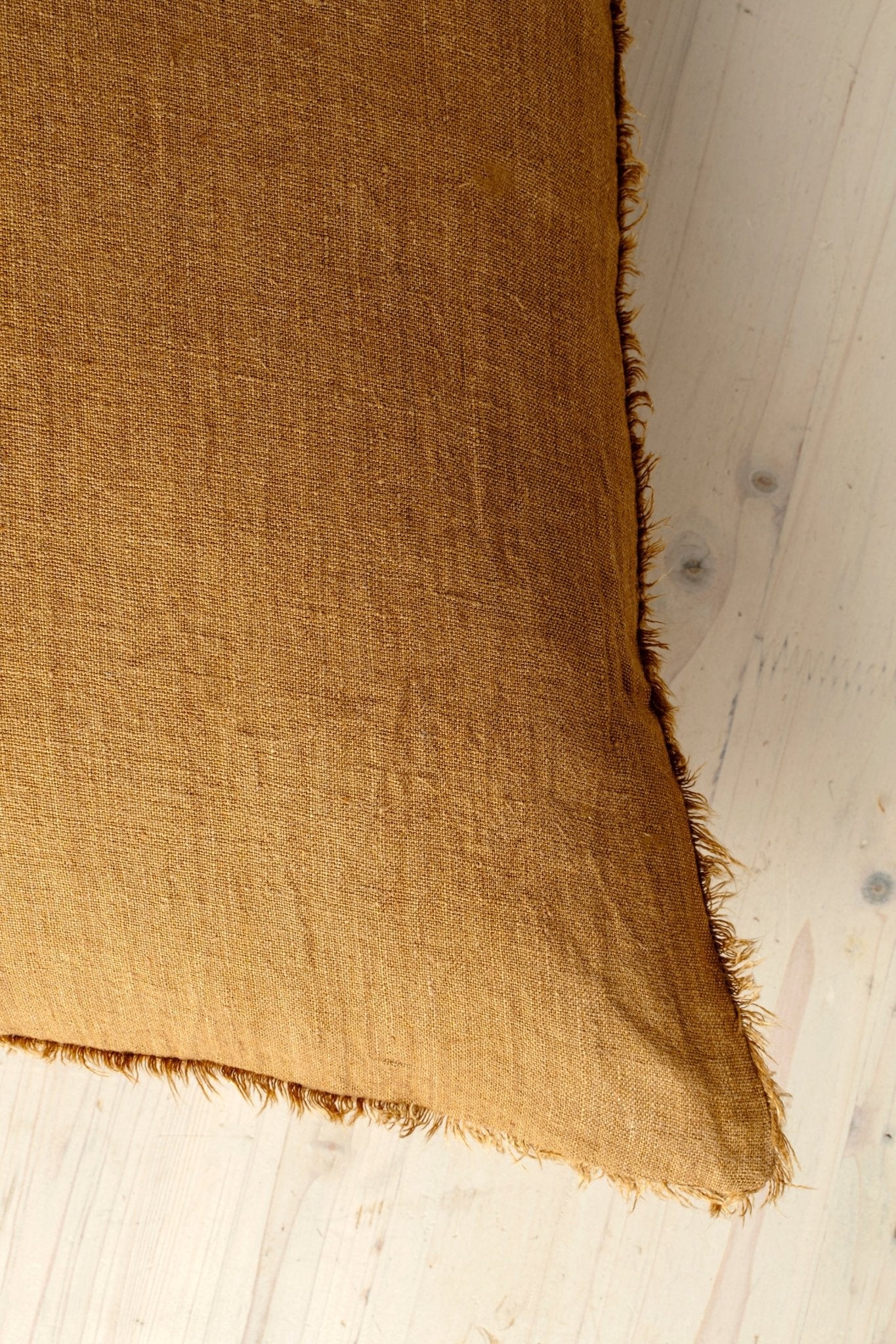 Coussin en Lin Lina Doré | 60x60 cm | Fait à la main - Les Trouvailles de JustineIndaba HomeCOVER WITH FEATHER DOWN FILLER