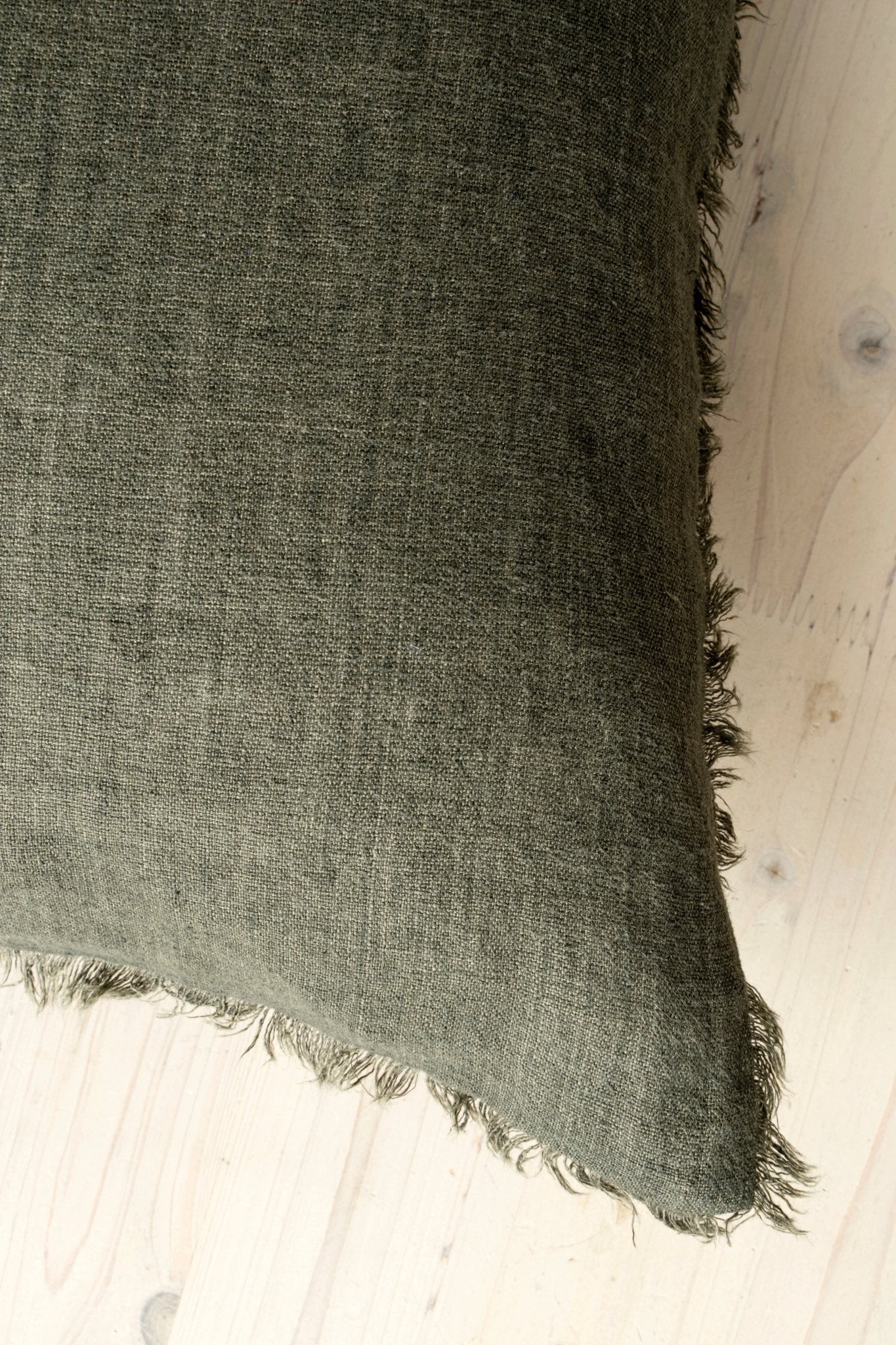 Coussin Lina | 61 × 61 cm | Avocat | Fait à la main en lin belge durable - Les Trouvailles de JustineIndaba HomeCOVER WITH FEATHER DOWN FILLER