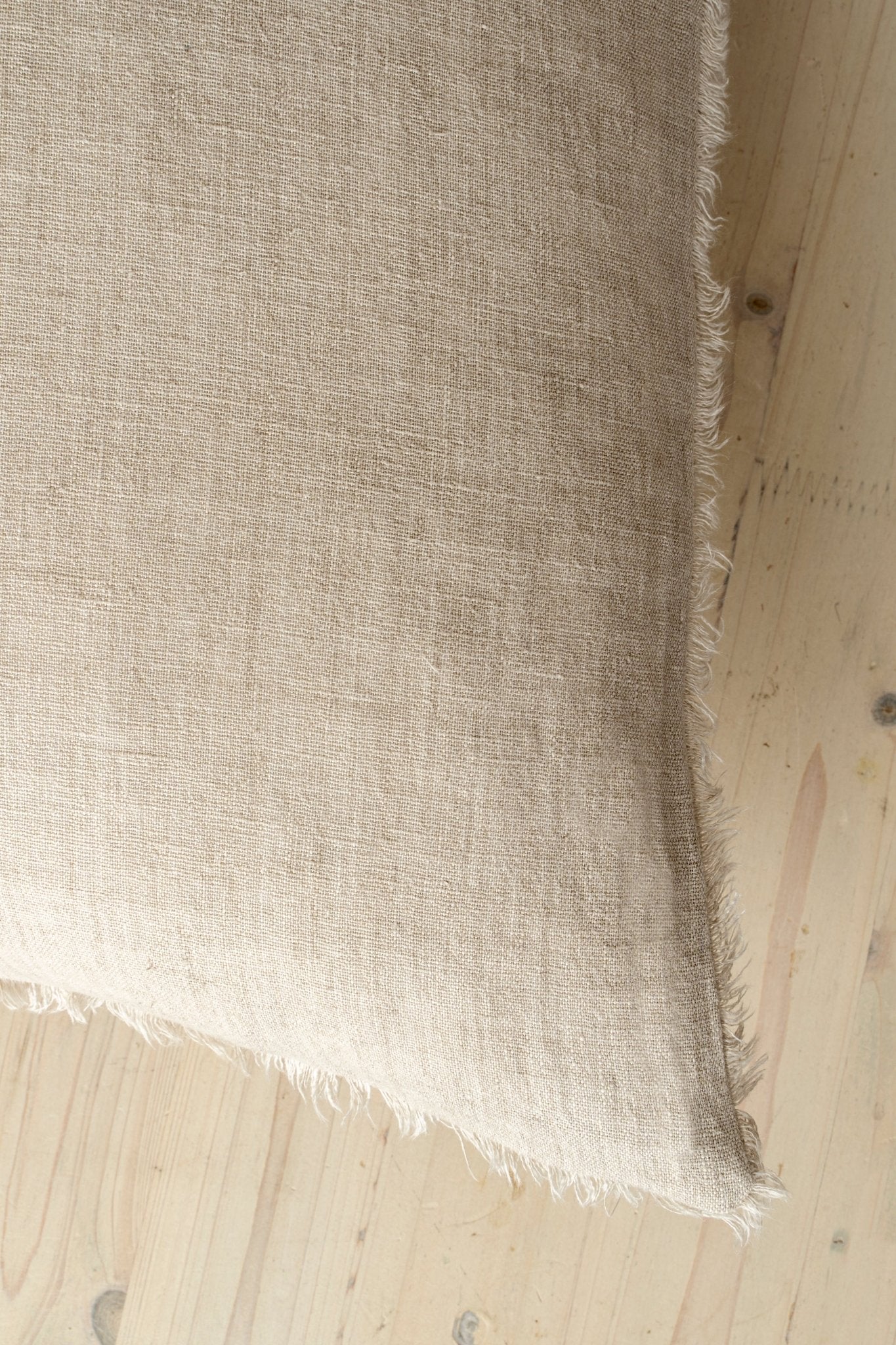 Coussin Lina en Lin | 61x61 cm | Fait à la main | Oat - Les Trouvailles de JustineIndaba HomeCOVER WITH FEATHER DOWN FILLER