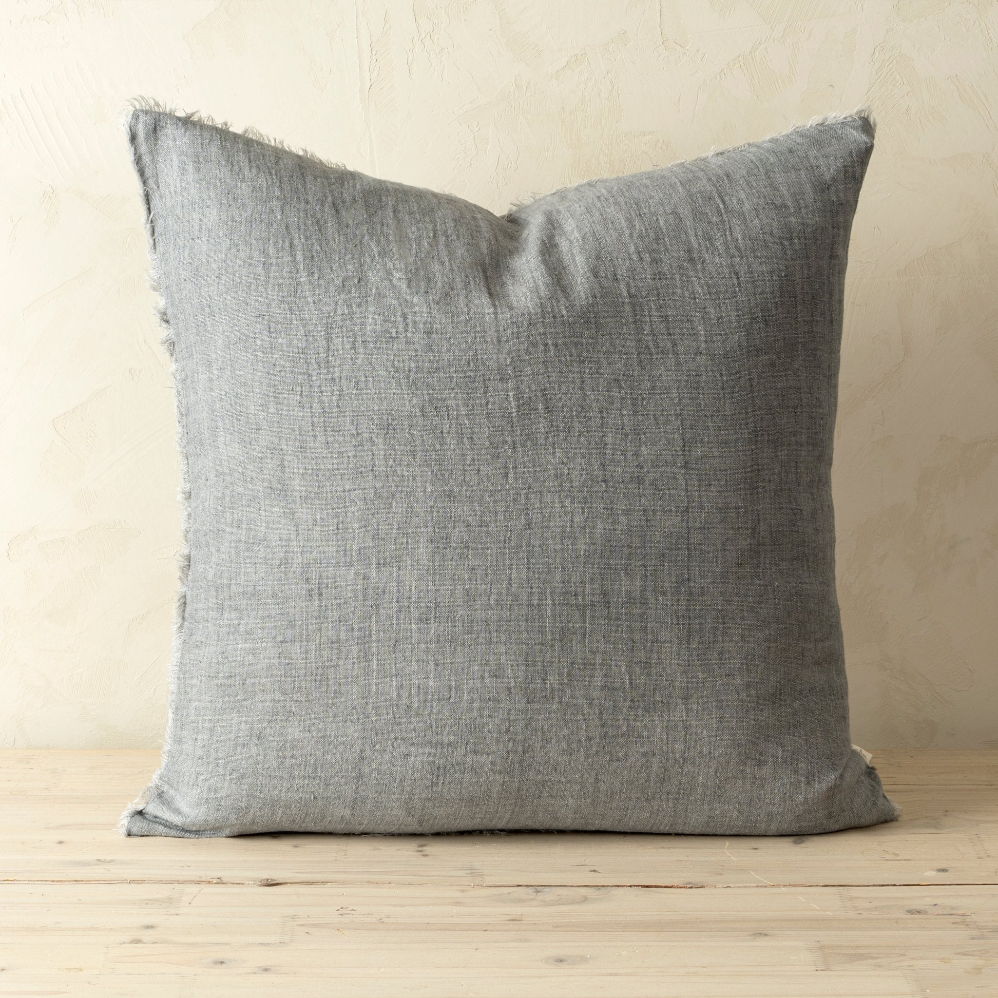Coussin Lina en lin belge | 61 x 61 cm | Gris acier - Les Trouvailles de JustineIndaba HomeCOVER WITH FEATHER DOWN FILLER