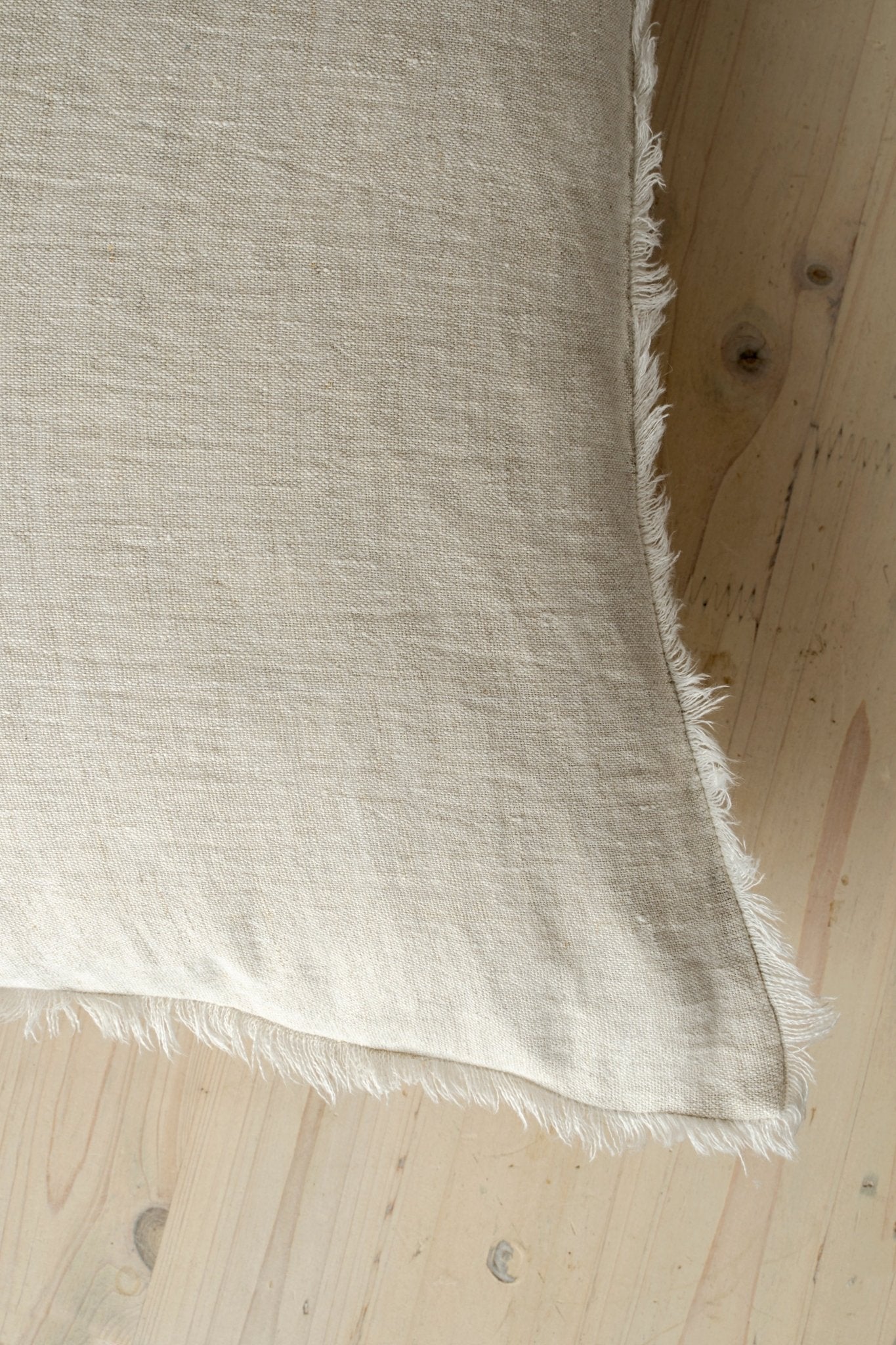 Coussin Lina en Lin Belge Chambray | 60x60 cm | Façonné à la Main - Les Trouvailles de JustineIndaba HomeCOVER WITH FEATHER DOWN FILLER