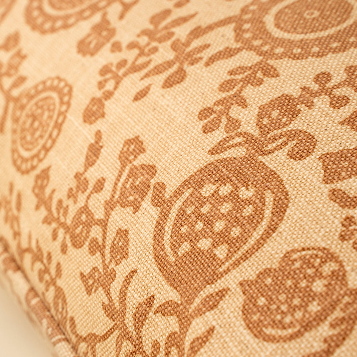 Housse de coussin en coton imprimé grenade terracotta sur fond beige
