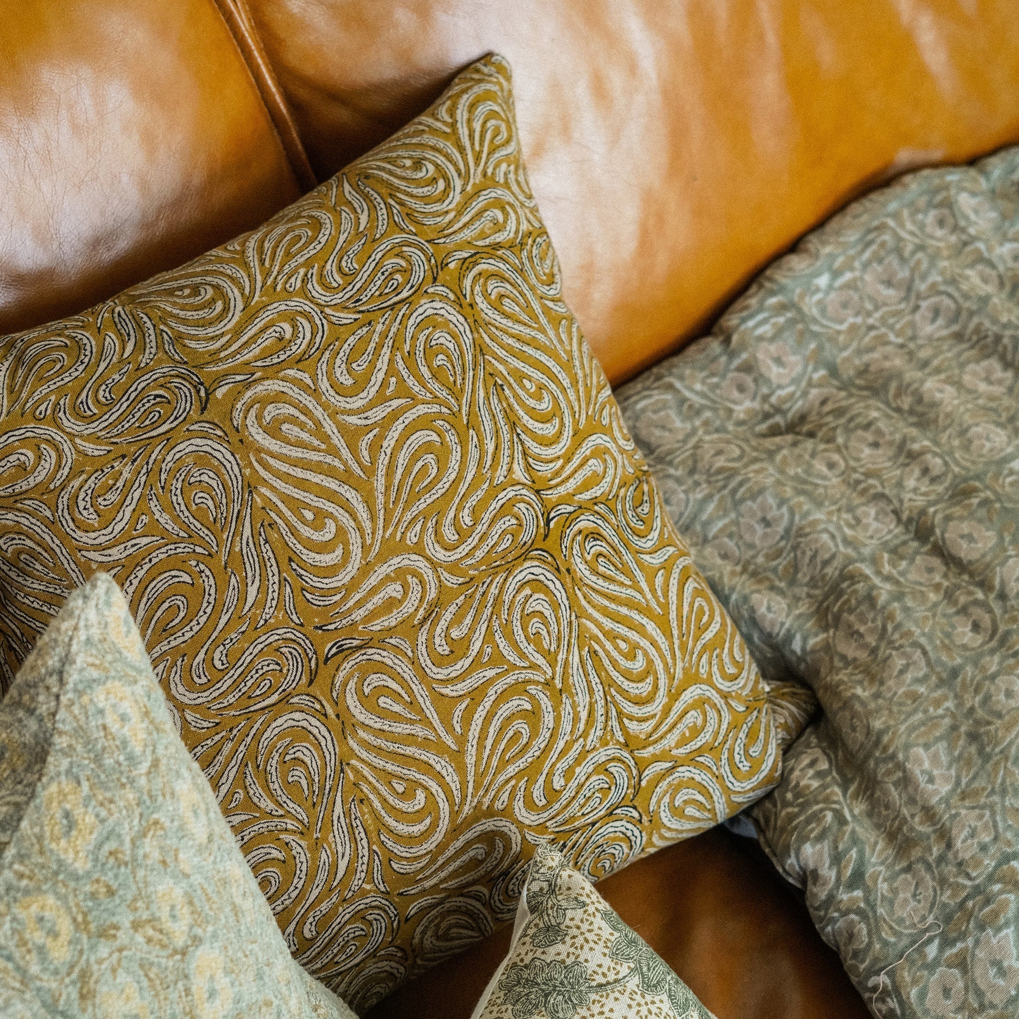 Coussin Sahana | 50 × 50 cm | Motif Imprimé à la Main | Ocre - Les Trouvailles de JustineIndaba HomeCOVER WITH FEATHER DOWN FILLER