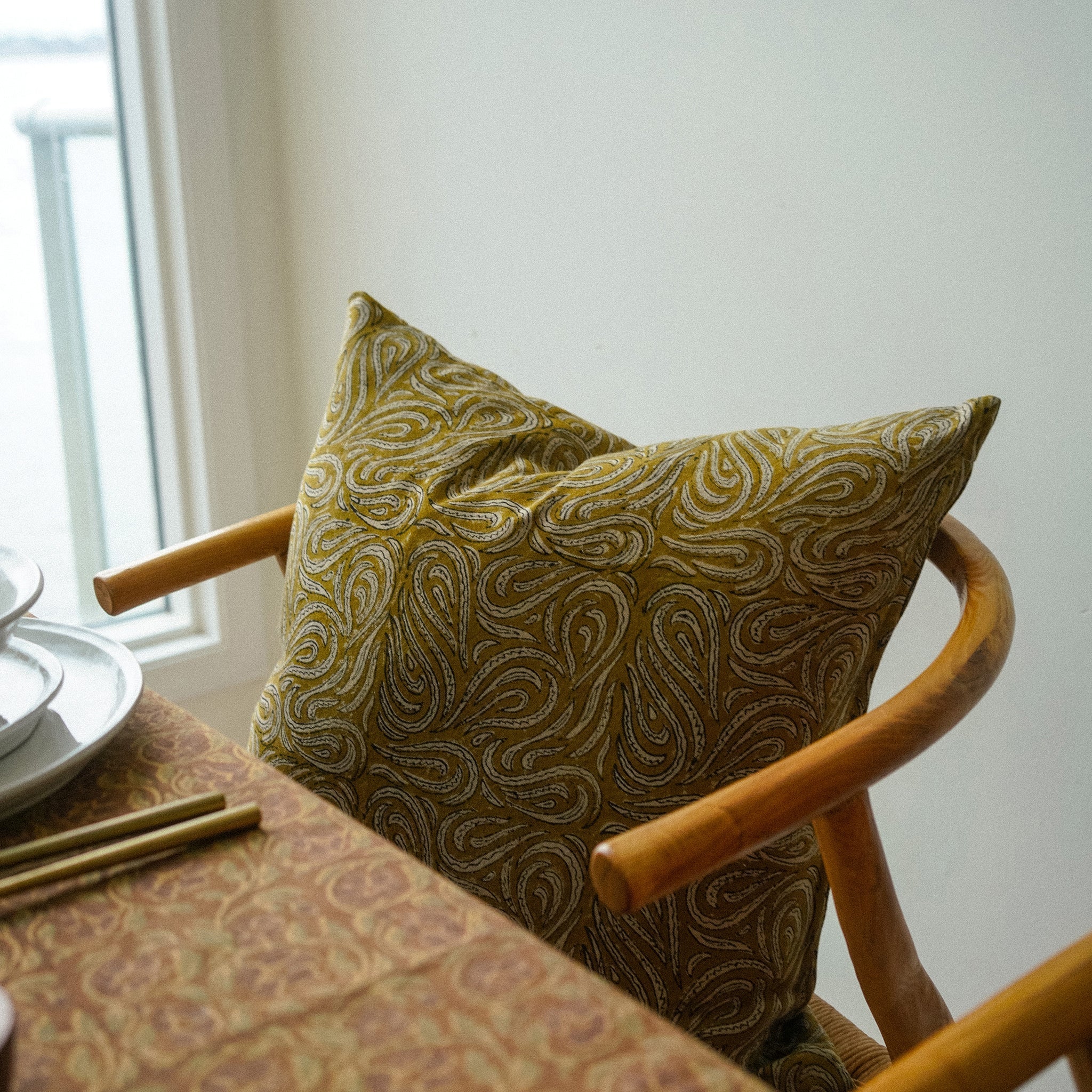 Coussin Sahana | 50 × 50 cm | Motif Imprimé à la Main | Ocre - Les Trouvailles de JustineIndaba HomeCOVER WITH FEATHER DOWN FILLER