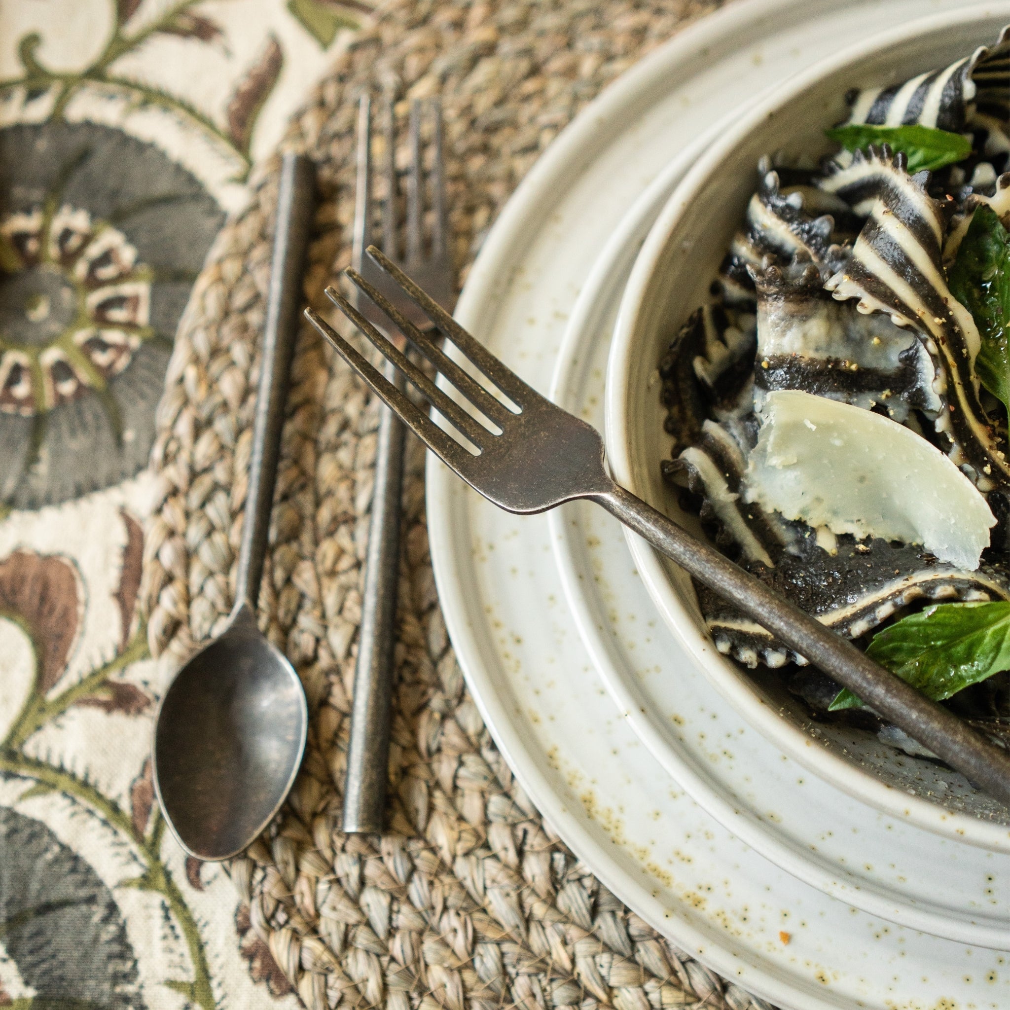 Couverts Tides Forgé à la Main en Acier Noir Mat | Ensemble de 5 - Les Trouvailles de JustineIndaba Home