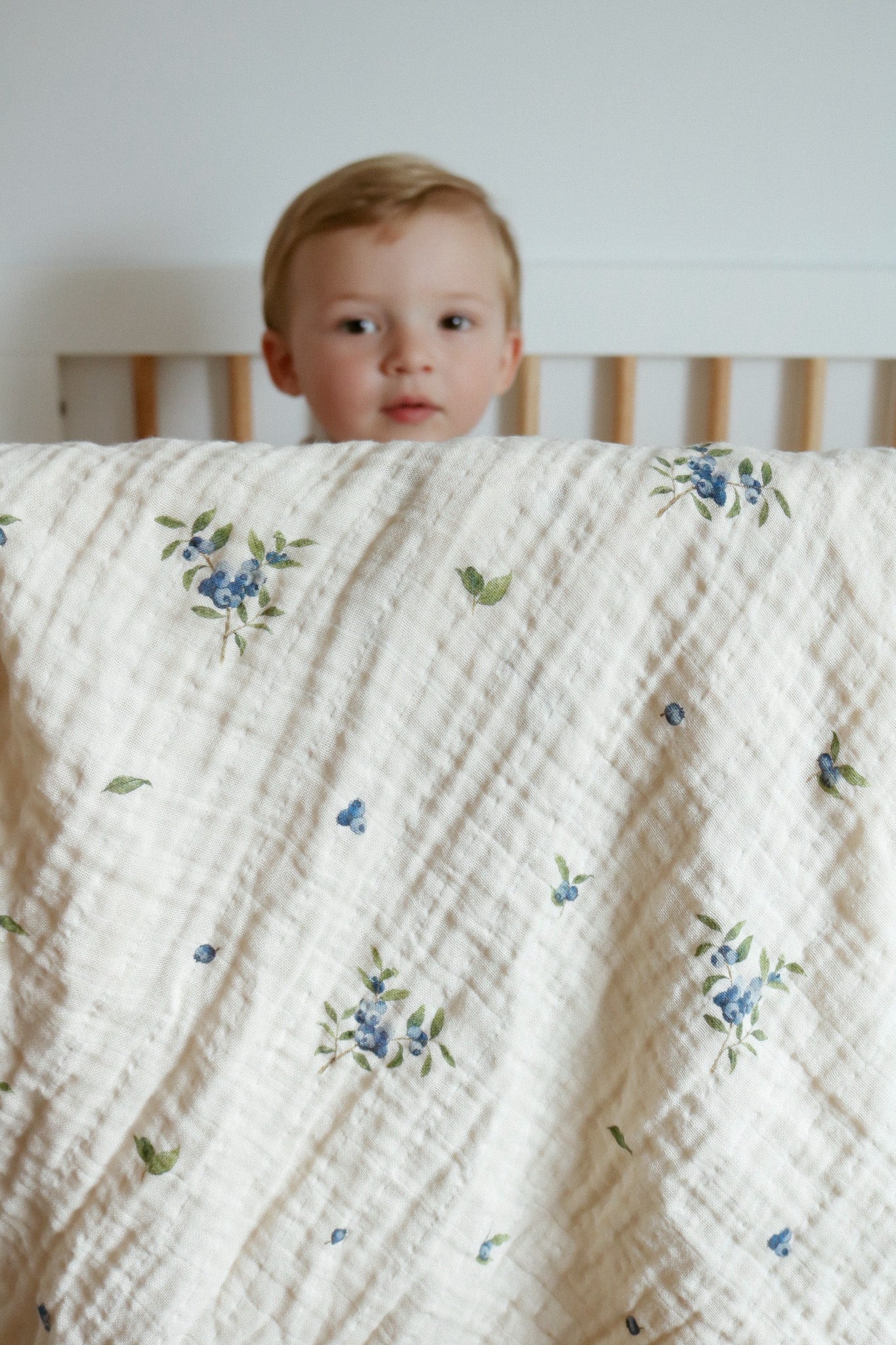 Couverture bébé en mousseline 4 couches blanche, motifs fleuris bleu et vert, dépliée