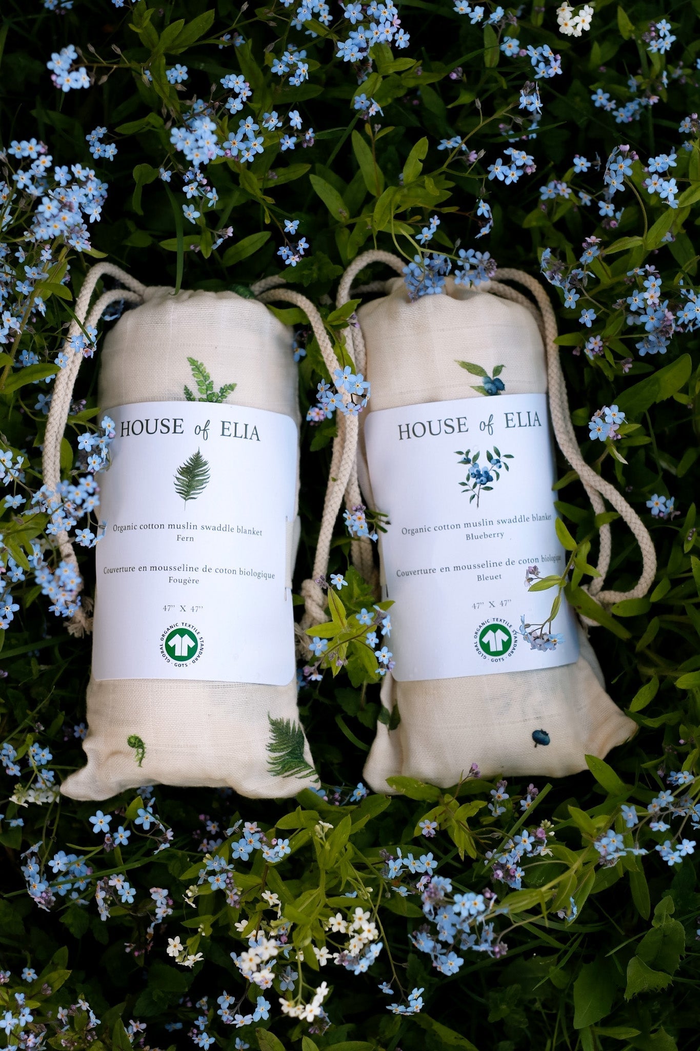 Couverture d’emmaillotage en mousseline imprimée fleurs bleues, sur emballage HOUSE OF ELIA