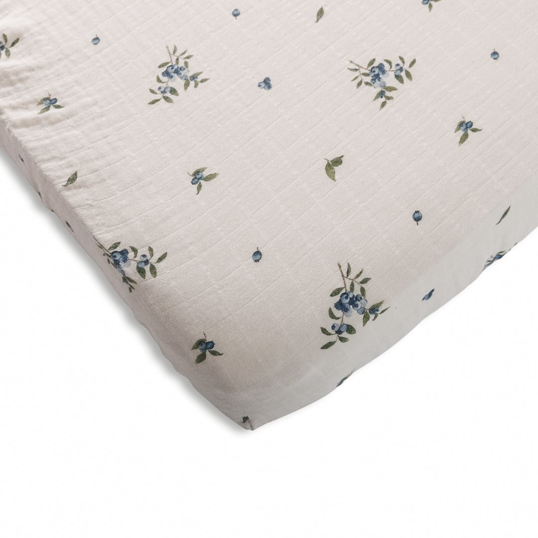 Coin de drap contour en mousseline écrue à petites fleurs bleu et vert