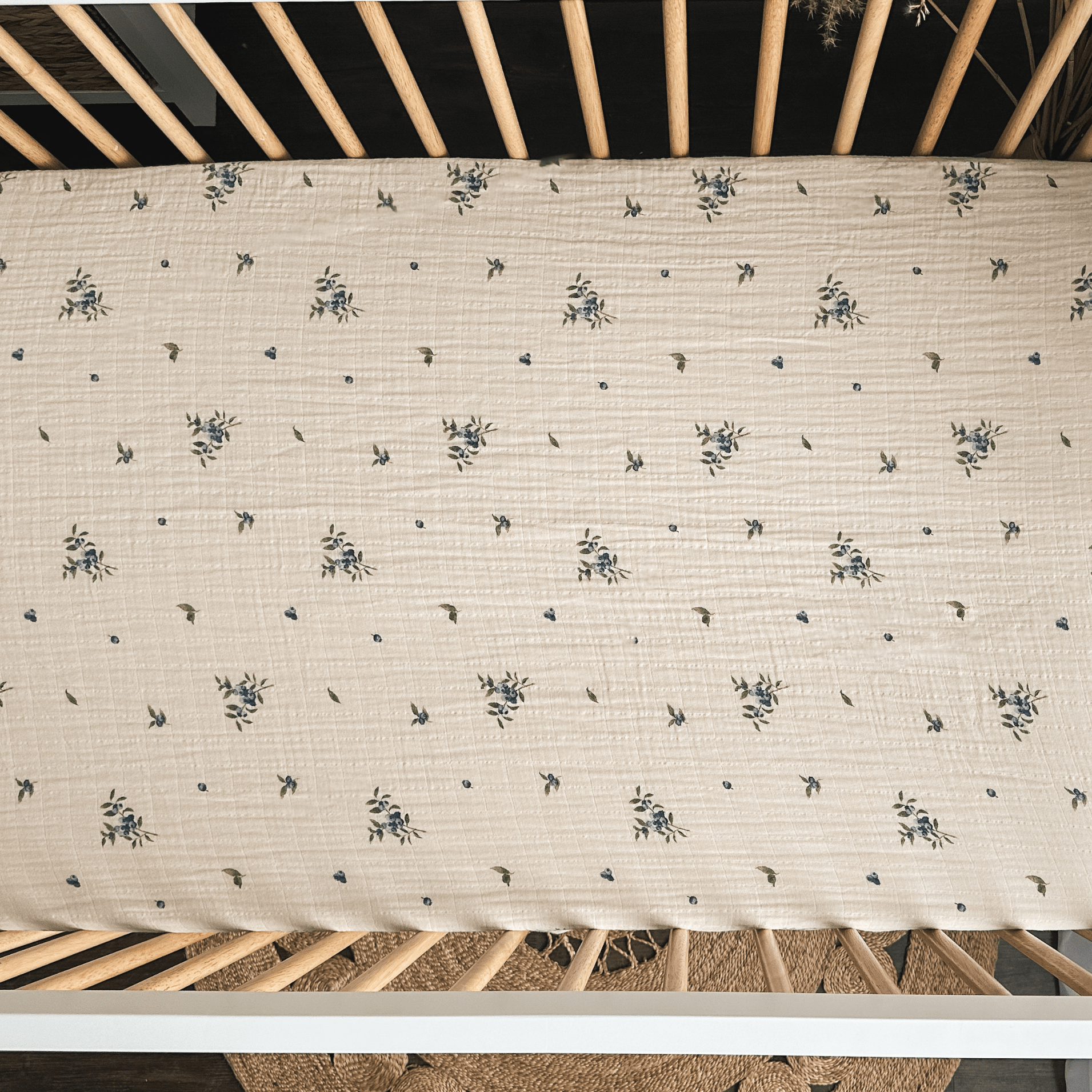Drap contour en mousseline écrue à motif fleuri bleu et vert, tissu texturé