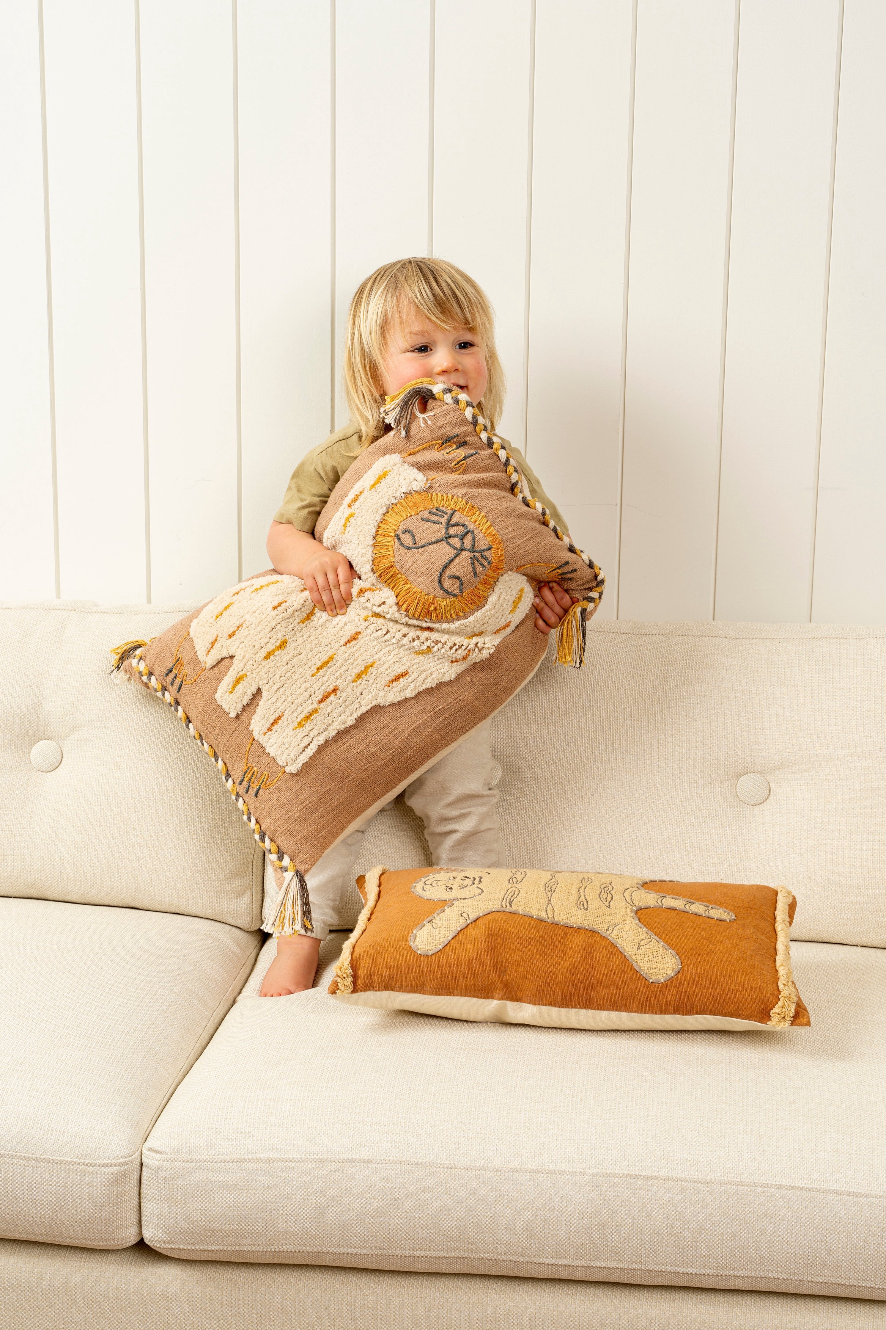 Coussin Lion Paresseux 40x60 cm | Charme Exotique Façonné à la Main