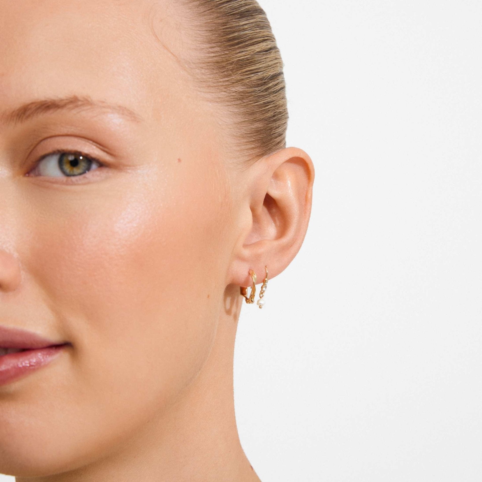 Boucles d’oreilles MORIN 2-en-1 dorées, vue de profil : anneau et perle