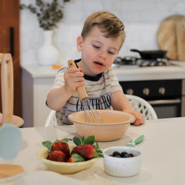 Ensemble d’ustensiles de cuisine enfant en bois de hêtre : cuillère et fouet, enfant en cuisine
