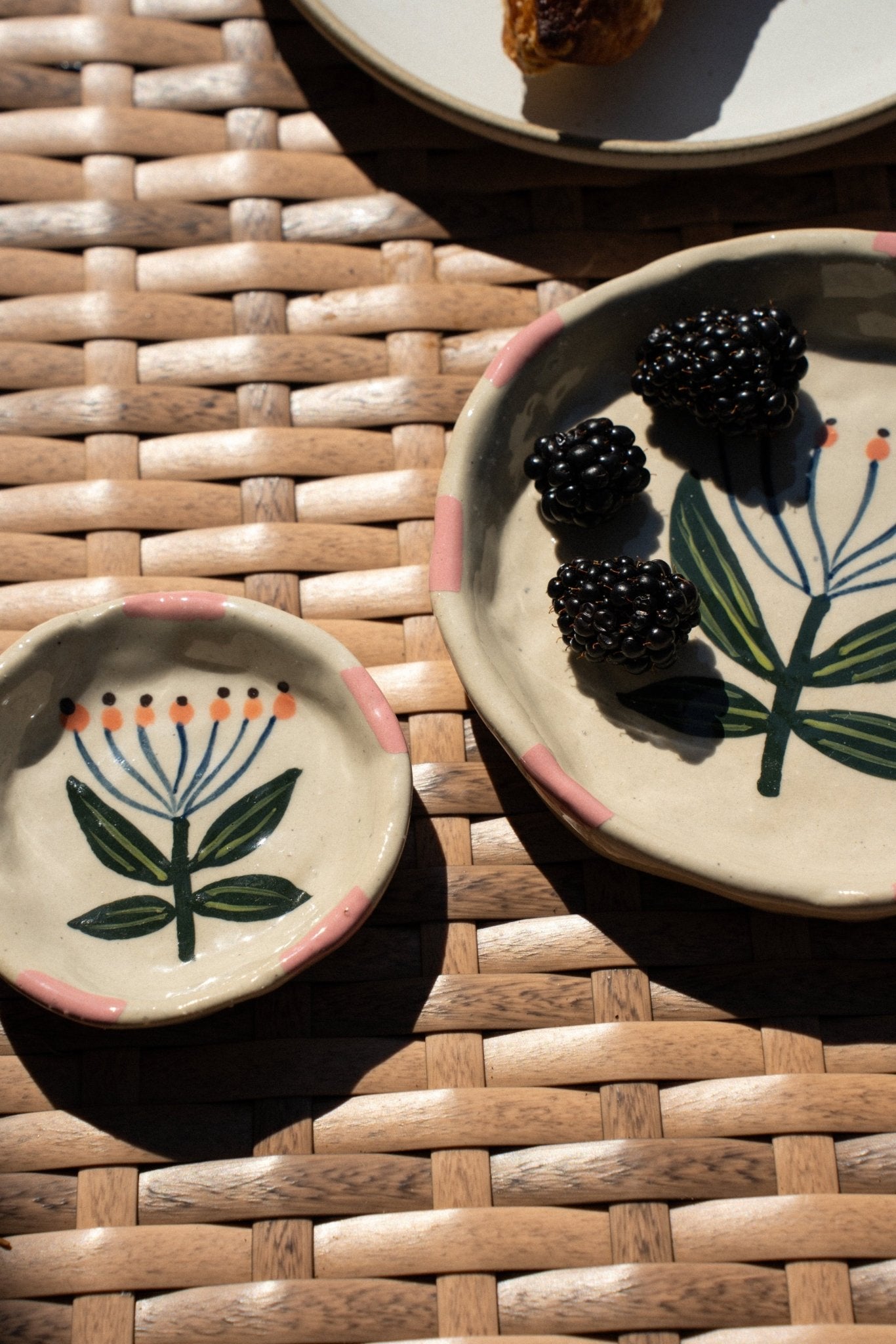 Flora Pottery | Assiette Lotus façonnée & peinte à la main en grès | Format moyen | Indaba - Les Trouvailles de JustineIndaba Home