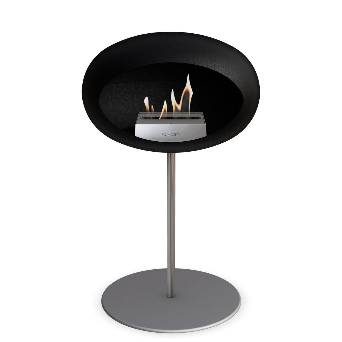 Foyer au bioéthanol sur pied : coupelle noire, flamme vive, tige acier, base grise.