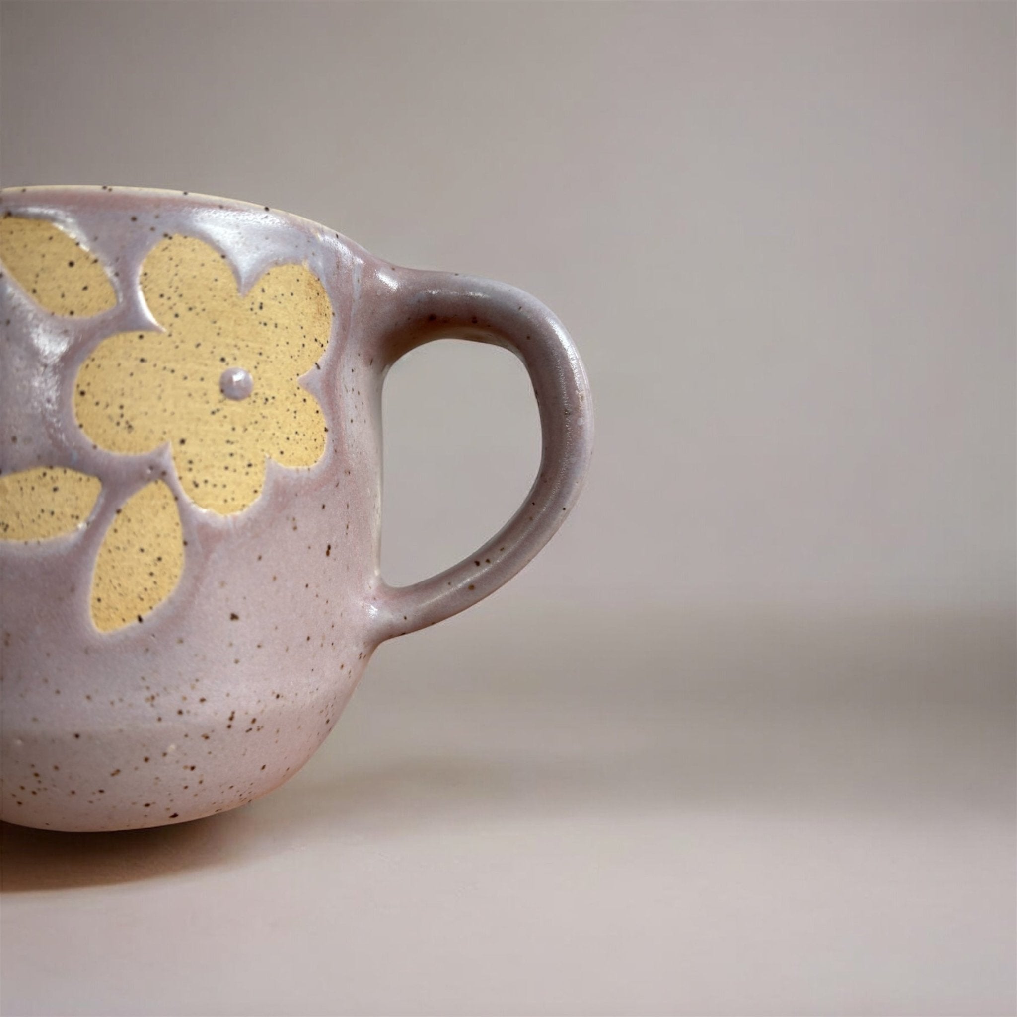 Grande tasse lavande faite à la main – Émilie Dufresne, Céramiste | Motifs floraux en semi - grès moucheté - Les Trouvailles de JustineLes Trouvailles de Justine