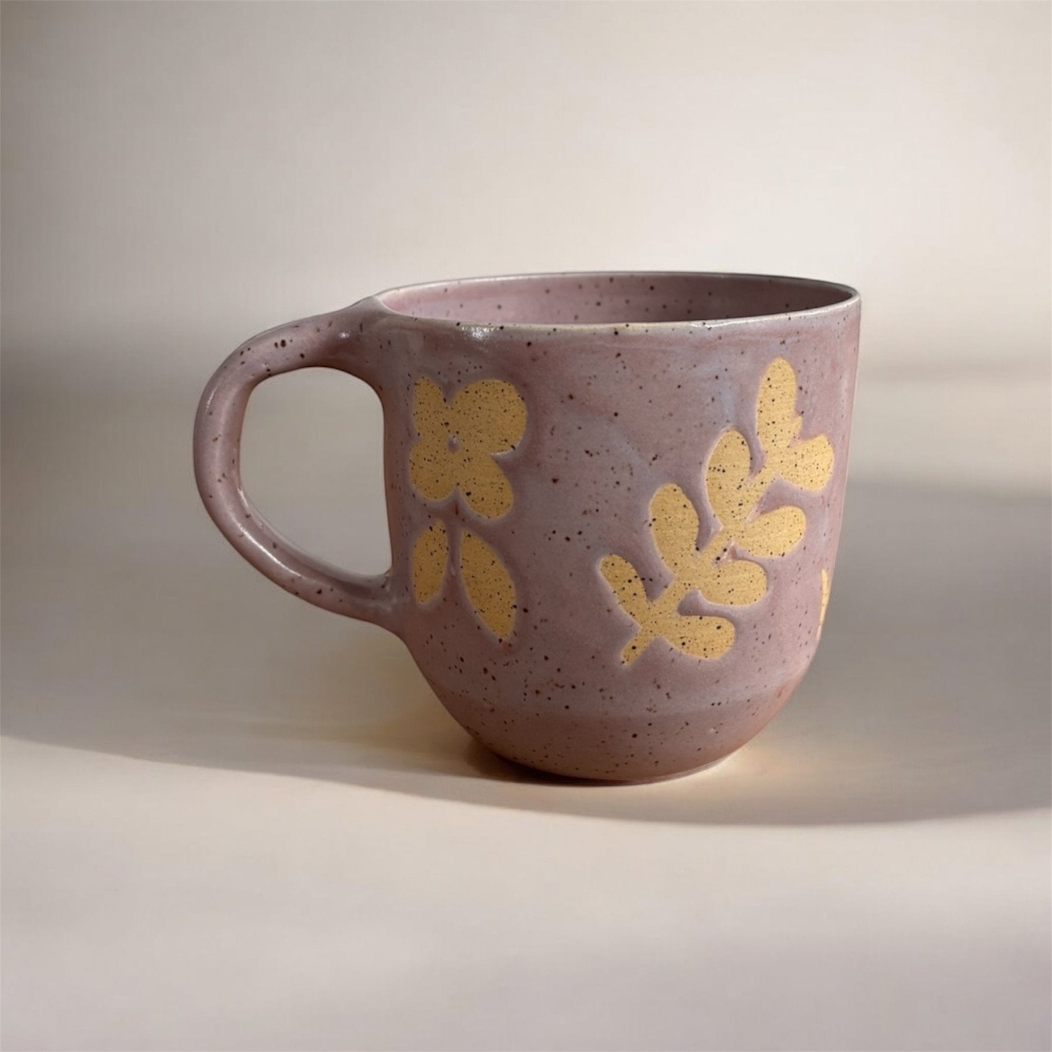 Grande tasse lavande faite à la main – Émilie Dufresne, Céramiste | Motifs floraux en semi - grès moucheté - Les Trouvailles de JustineLes Trouvailles de Justine