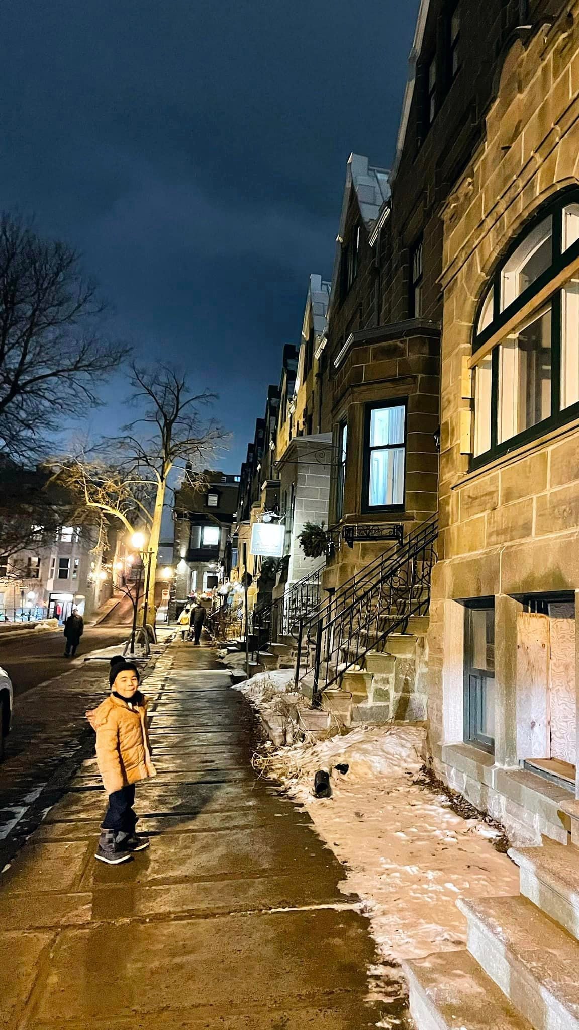 Jacob Miller, fils de Justine Miller, à l’extérieur près d’une rue à Québec | Les Trouvailles de Justine