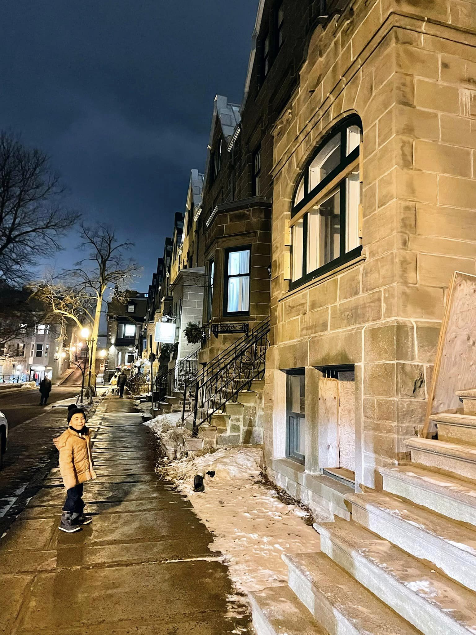 Jacob Miller, fils de Justine Miller, à l’extérieur près d’une rue à Québec | Les Trouvailles de Justine