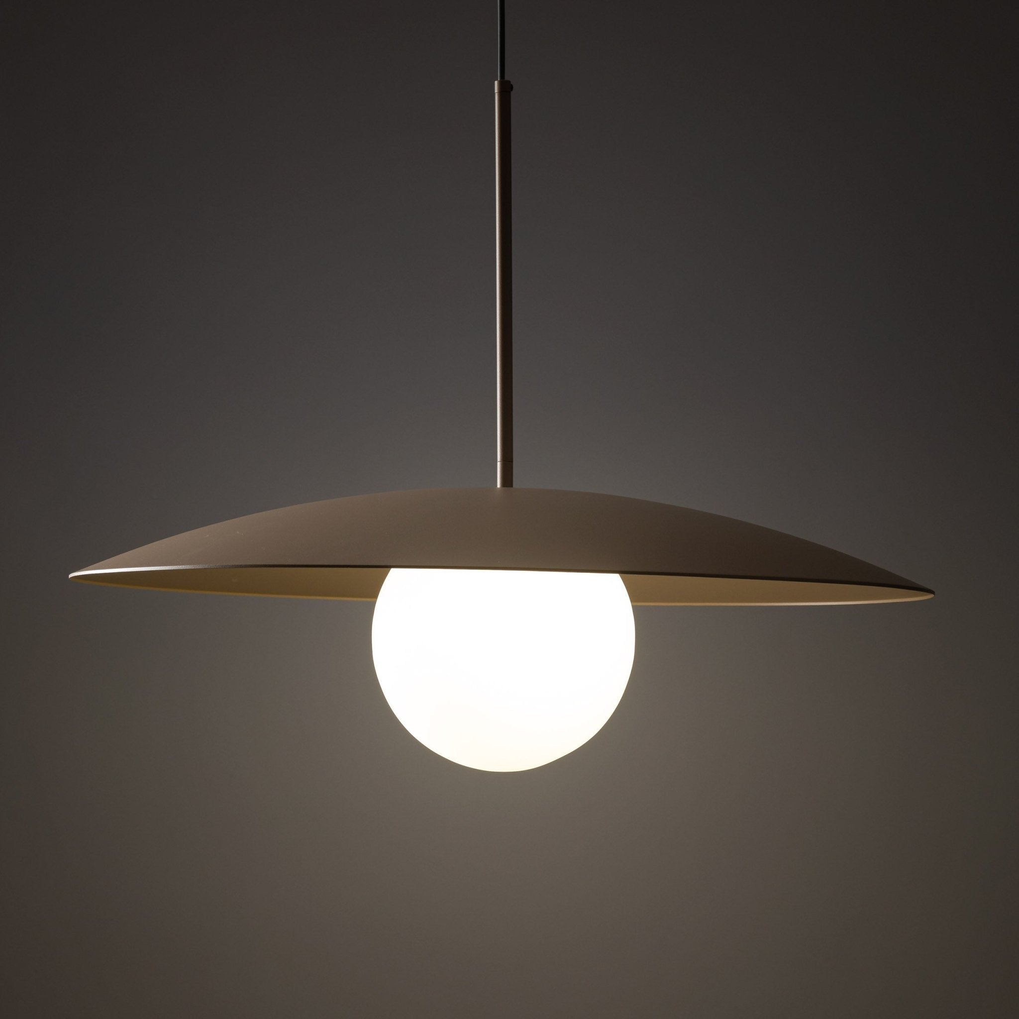 Lampe à Suspension Moderne du Milieu du Siècle SLATE | Verre Opalin et Métal Peint - Les Trouvailles de JustineLumoCraftsBeige