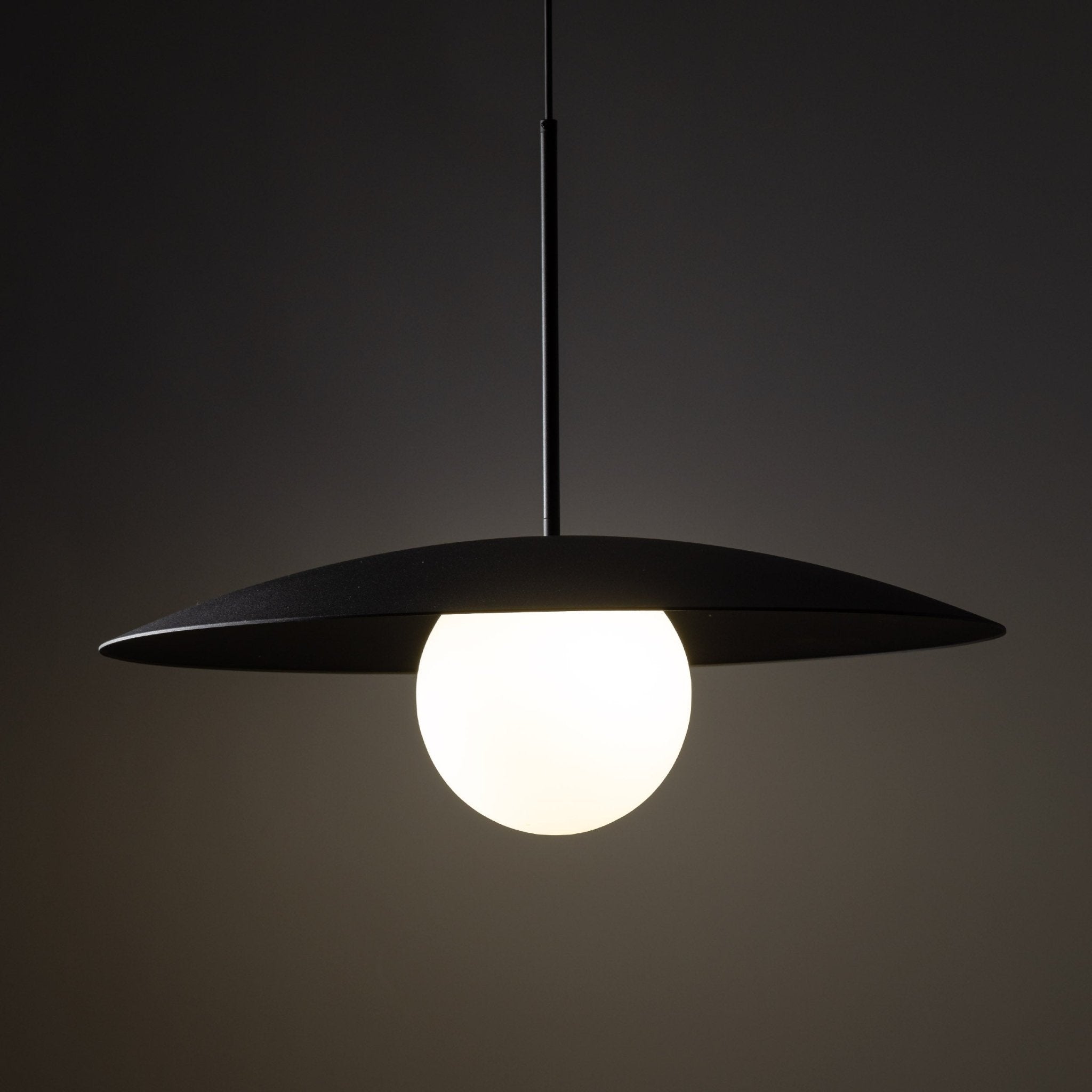 Lampe à Suspension Moderne du Milieu du Siècle SLATE | Verre Opalin et Métal Peint - Les Trouvailles de JustineLumoCraftsBlack