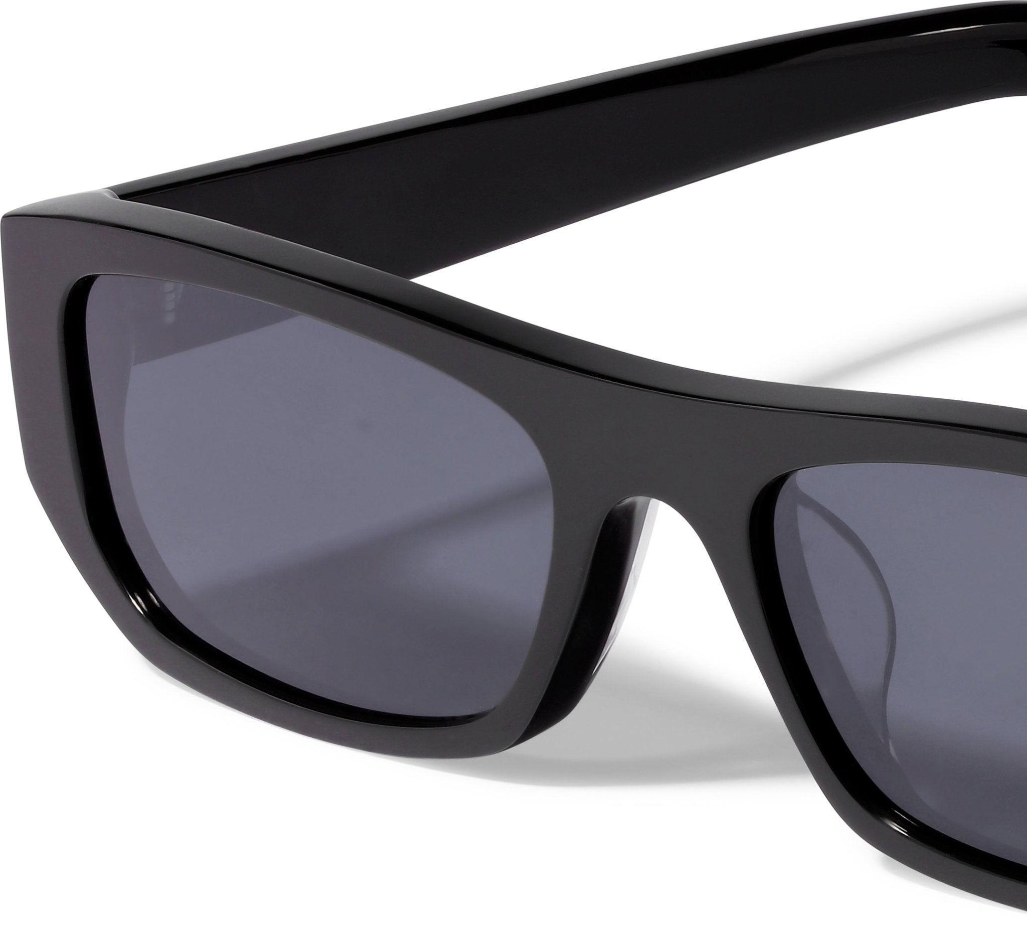 Lunettes de soleil noires à monture rectangulaire, gros plan sur le verre teinté.