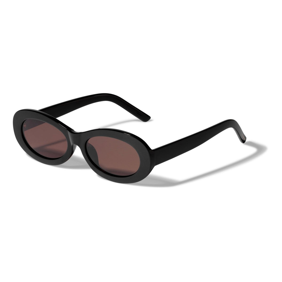 Lunettes de soleil ALEXANDRIA Pilgrim avec monture épaisse ovale noire et verres UV400 en plastique recyclé.