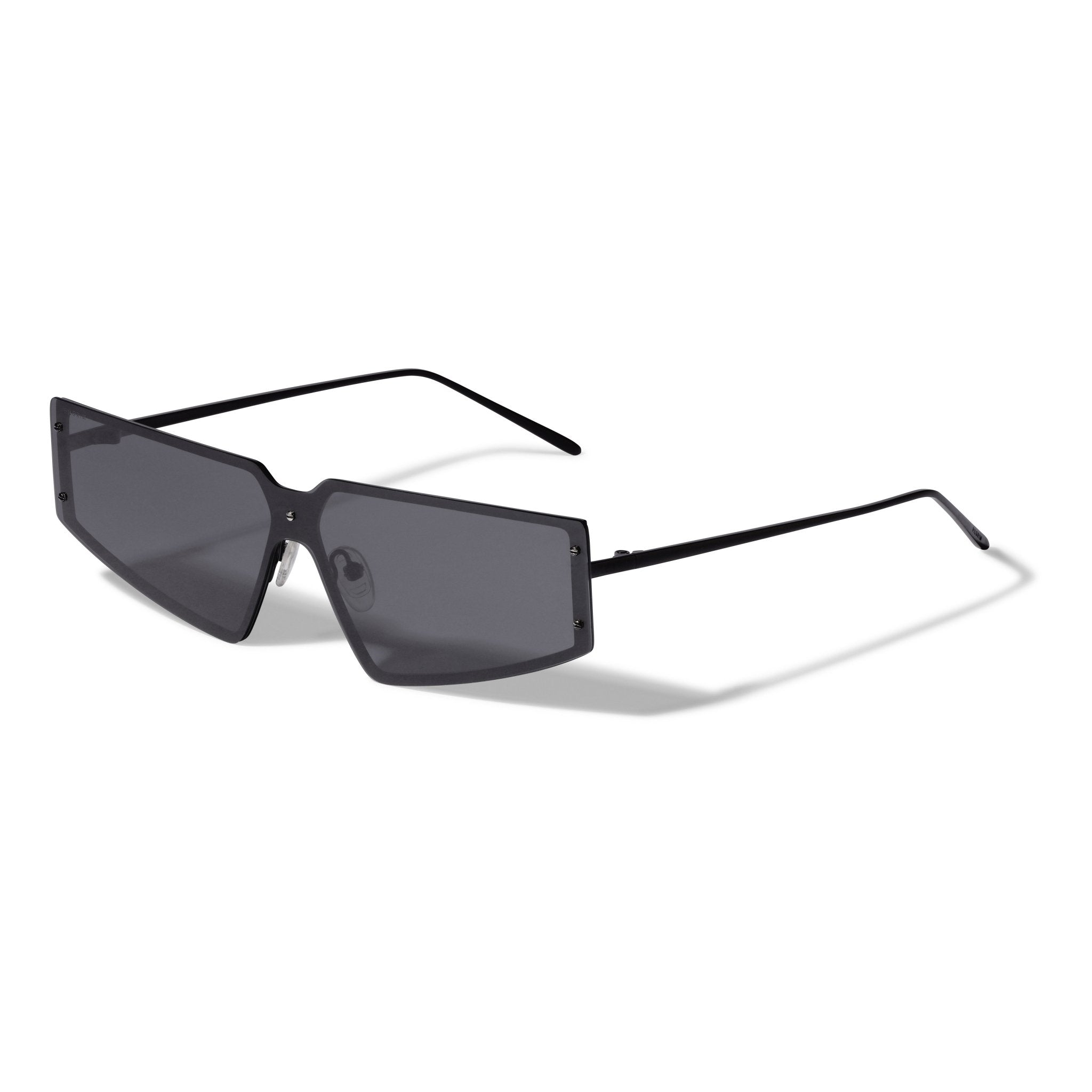 Lunettes de soleil ALEXIA noires Pilgrim avec monture métallique fine, verres foncés et design angulaire.
