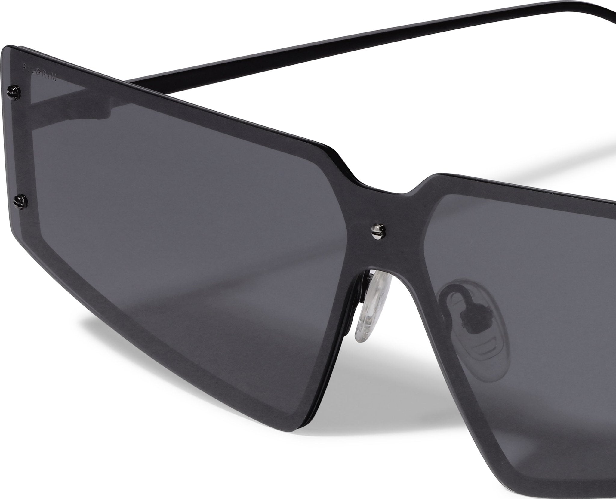 Lunettes de soleil noires, gros verres fumés et monture angulaire brillante.
