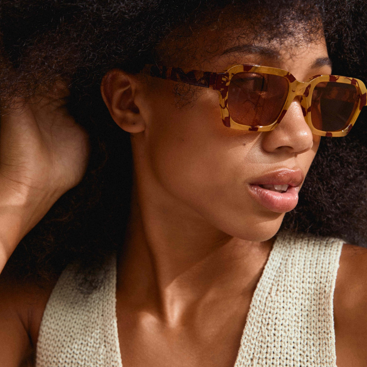 Lunettes de soleil écaille marron clair, verres ambrés, vue de profil