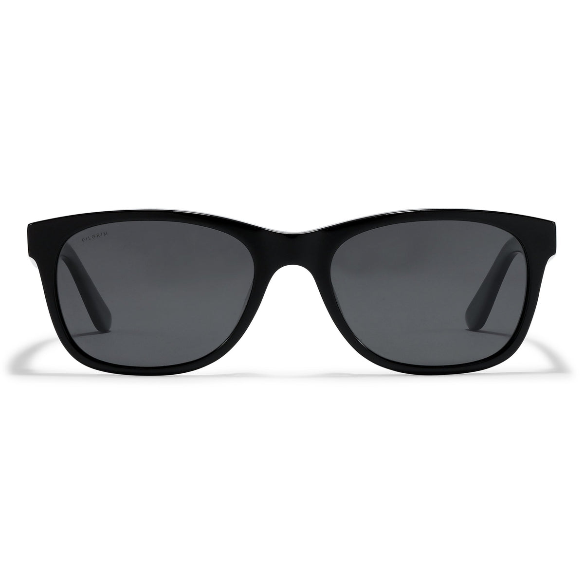 Lunettes de soleil noires à verres fumés, monture mate forme légèrement cat-eye